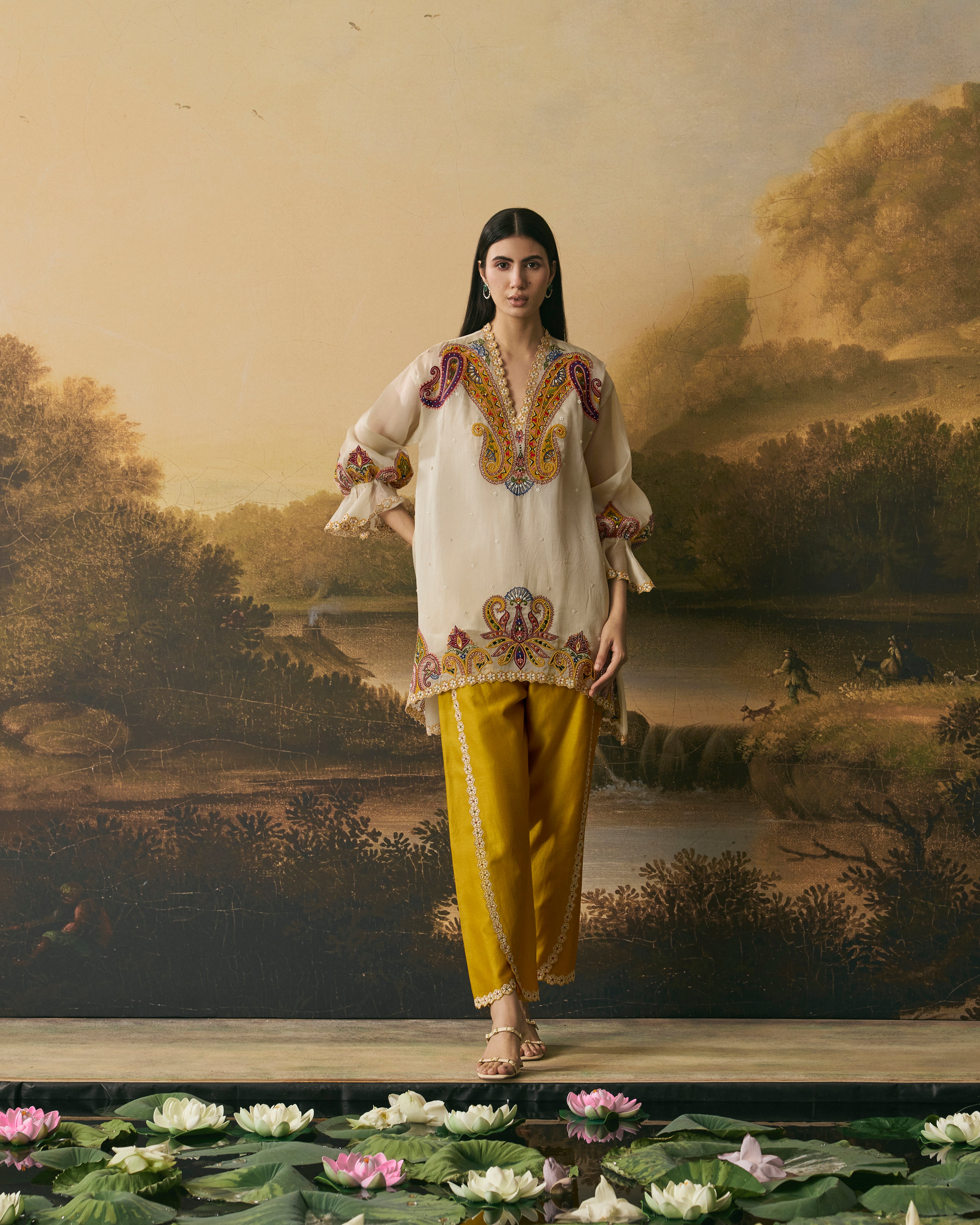 IVORY CONTRAST PAISLEY TUNIC WITH FLORAL TULIP PANTS