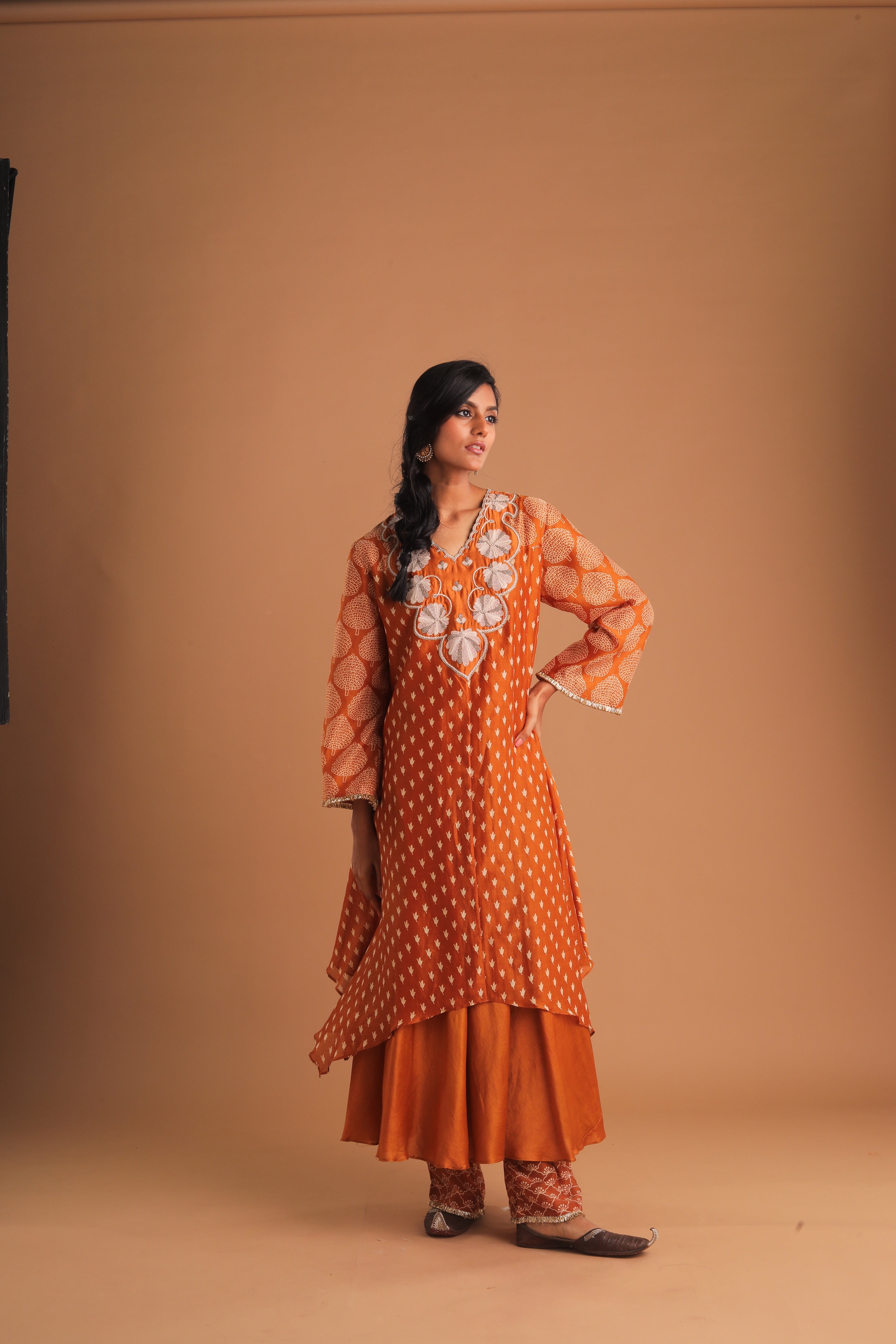 KURTA WITH EMB NECK AND PANTS SET
