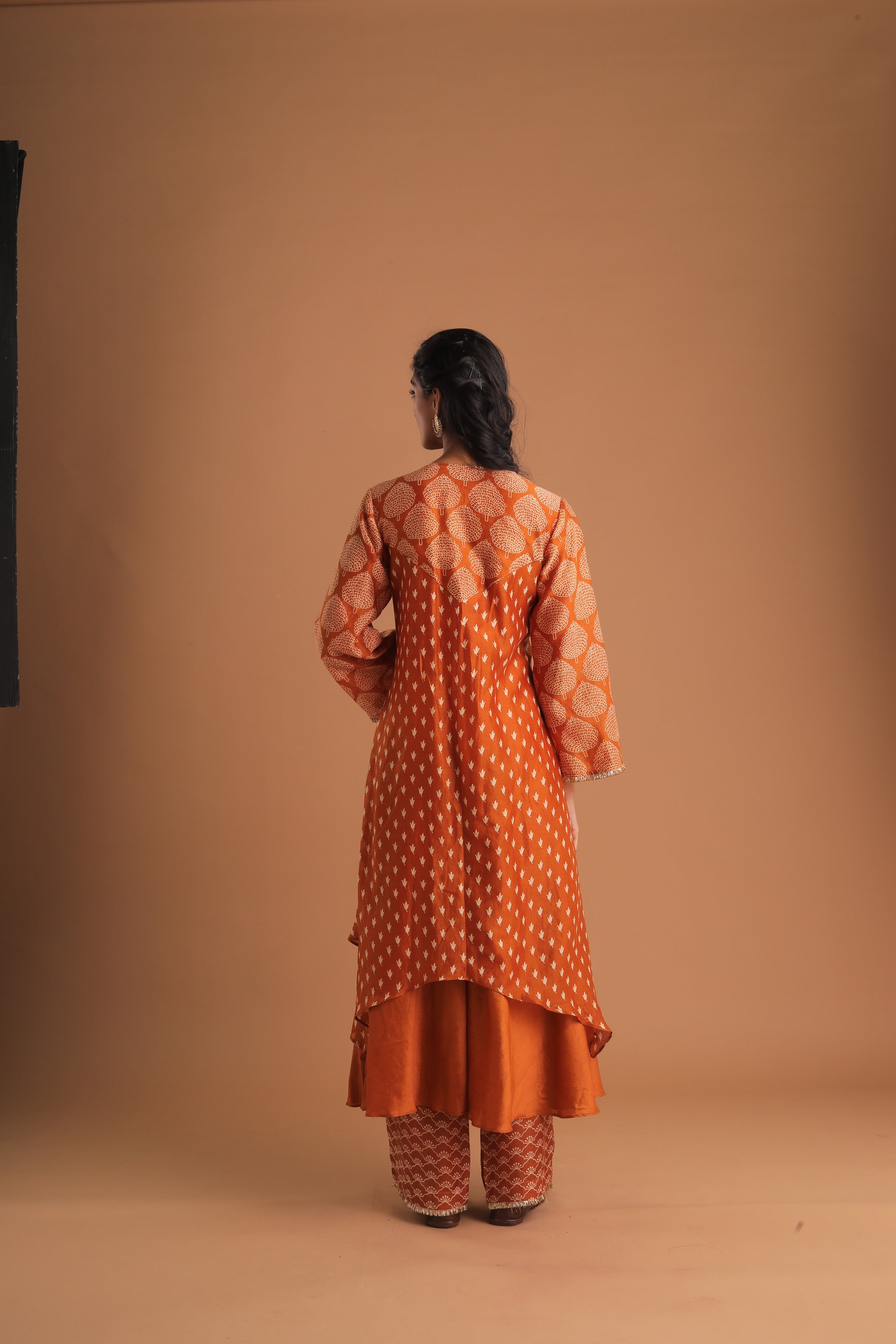 KURTA WITH EMB NECK AND PANTS SET