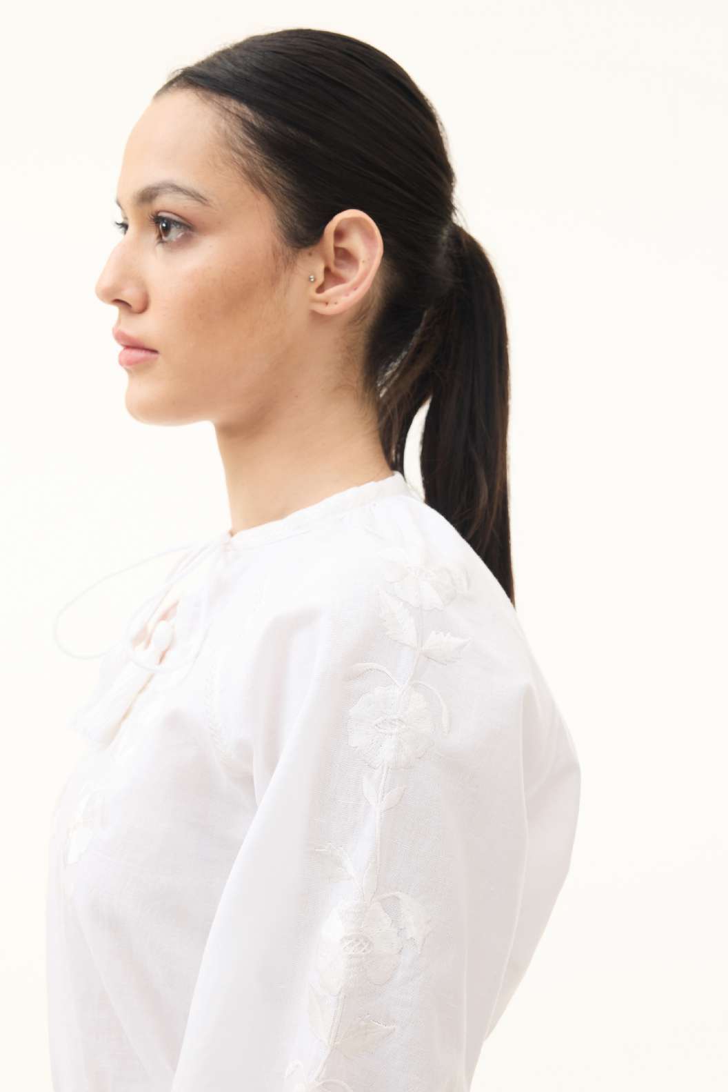 WHITE EMBROIDERED TOP