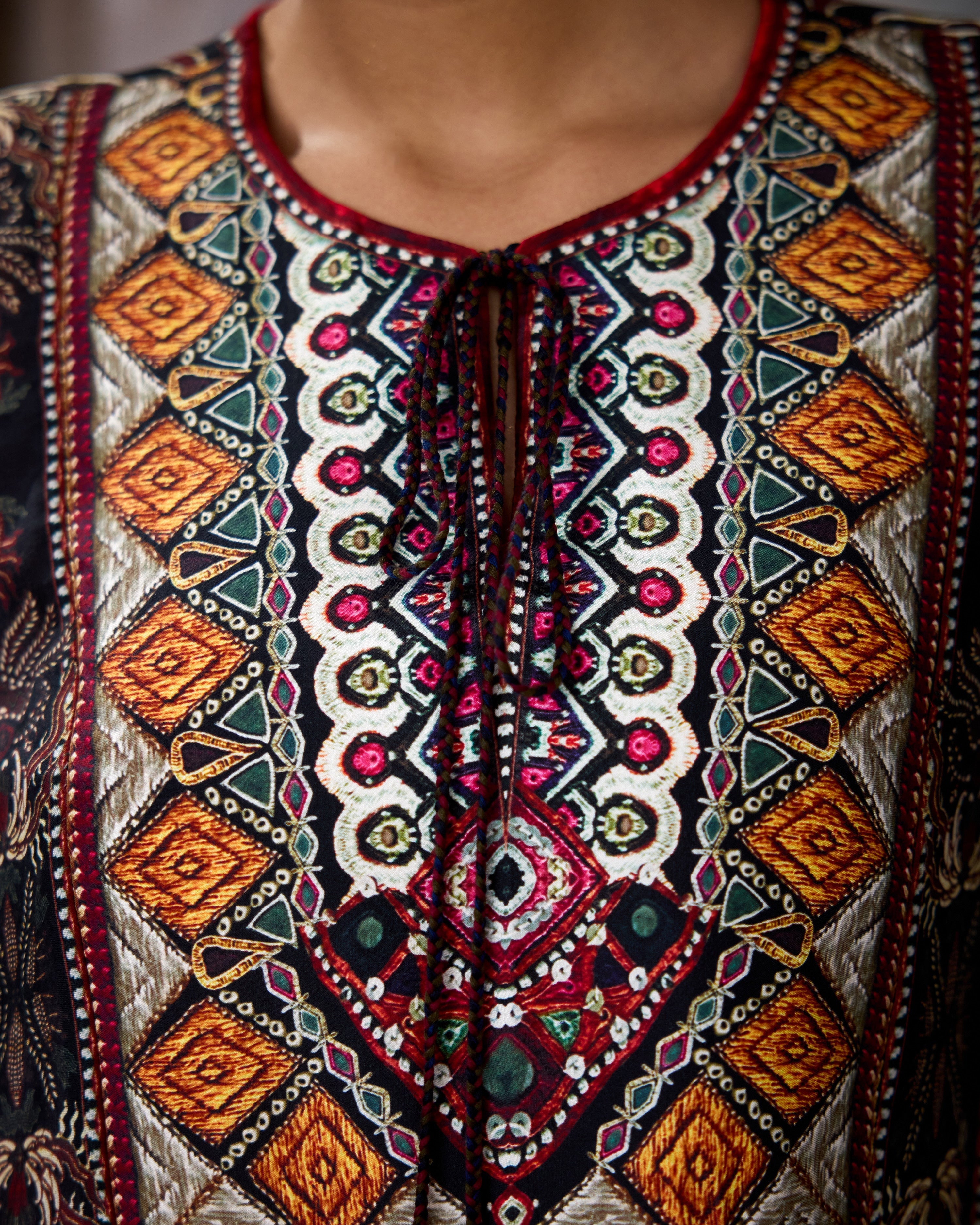 Bethari : Anisha - Eggshell/Maroon