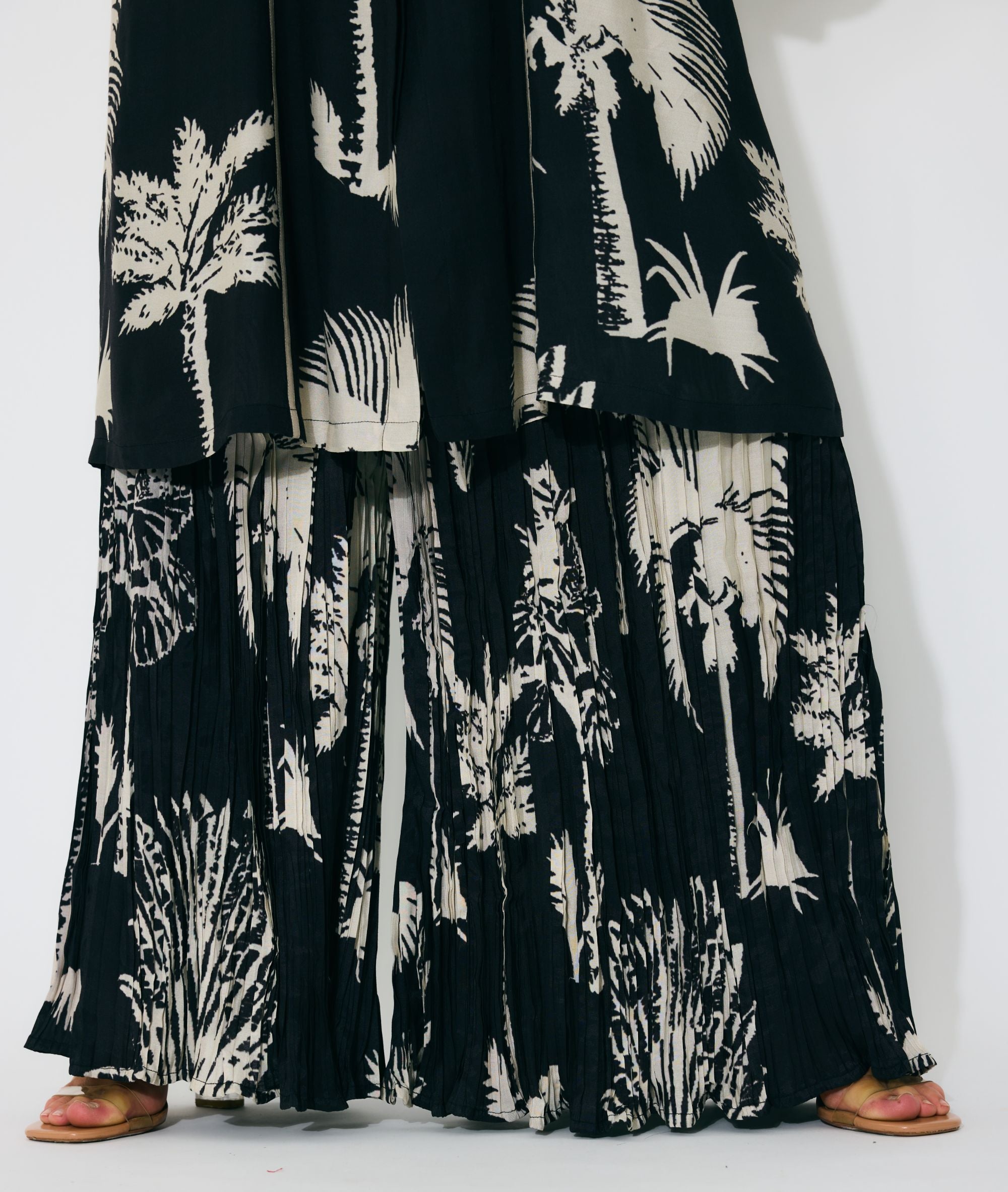 BLACK AND BEIGE FLORAL CRINKLED SET