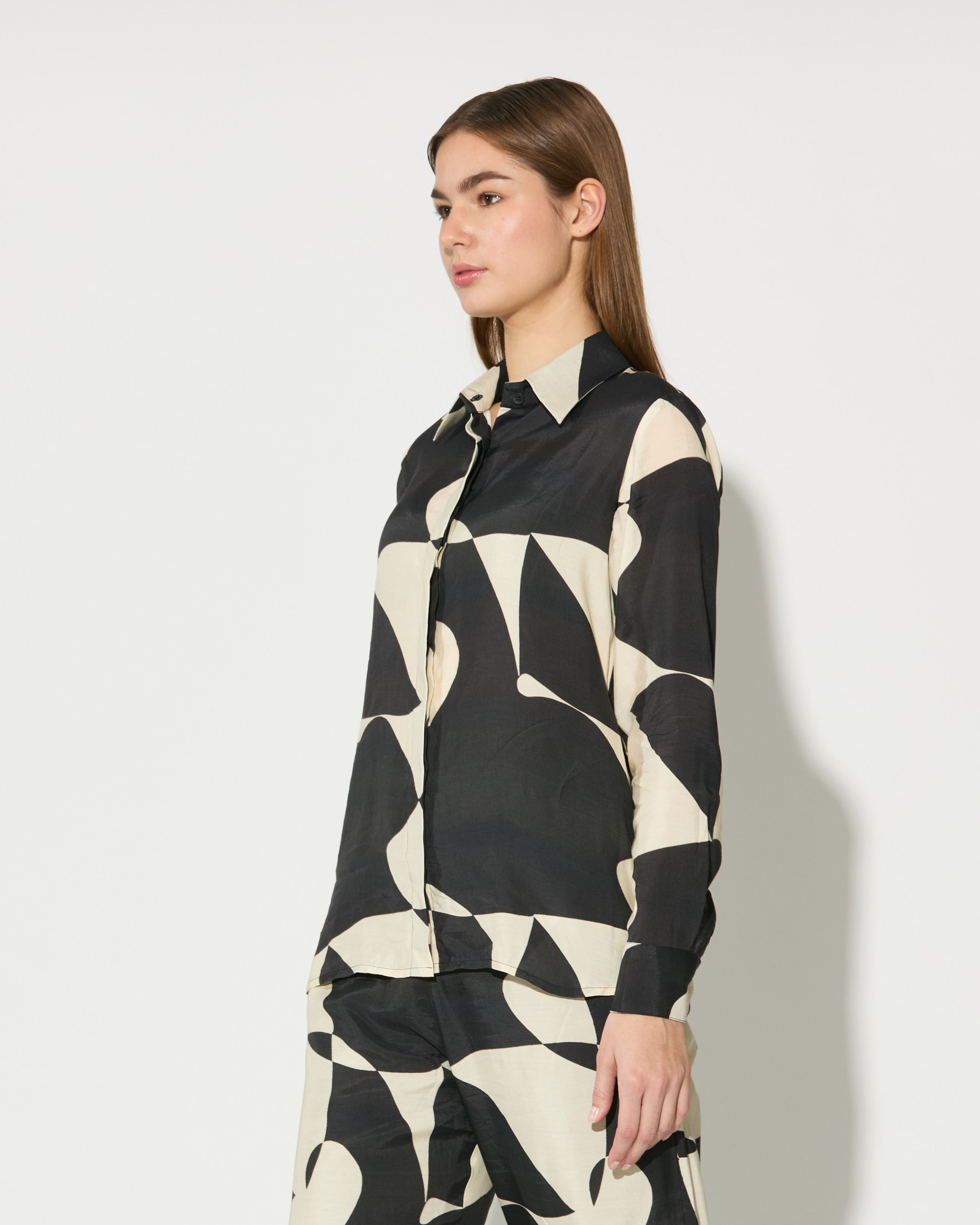 BLACK AND WHITE ABSTRACT SHIRT