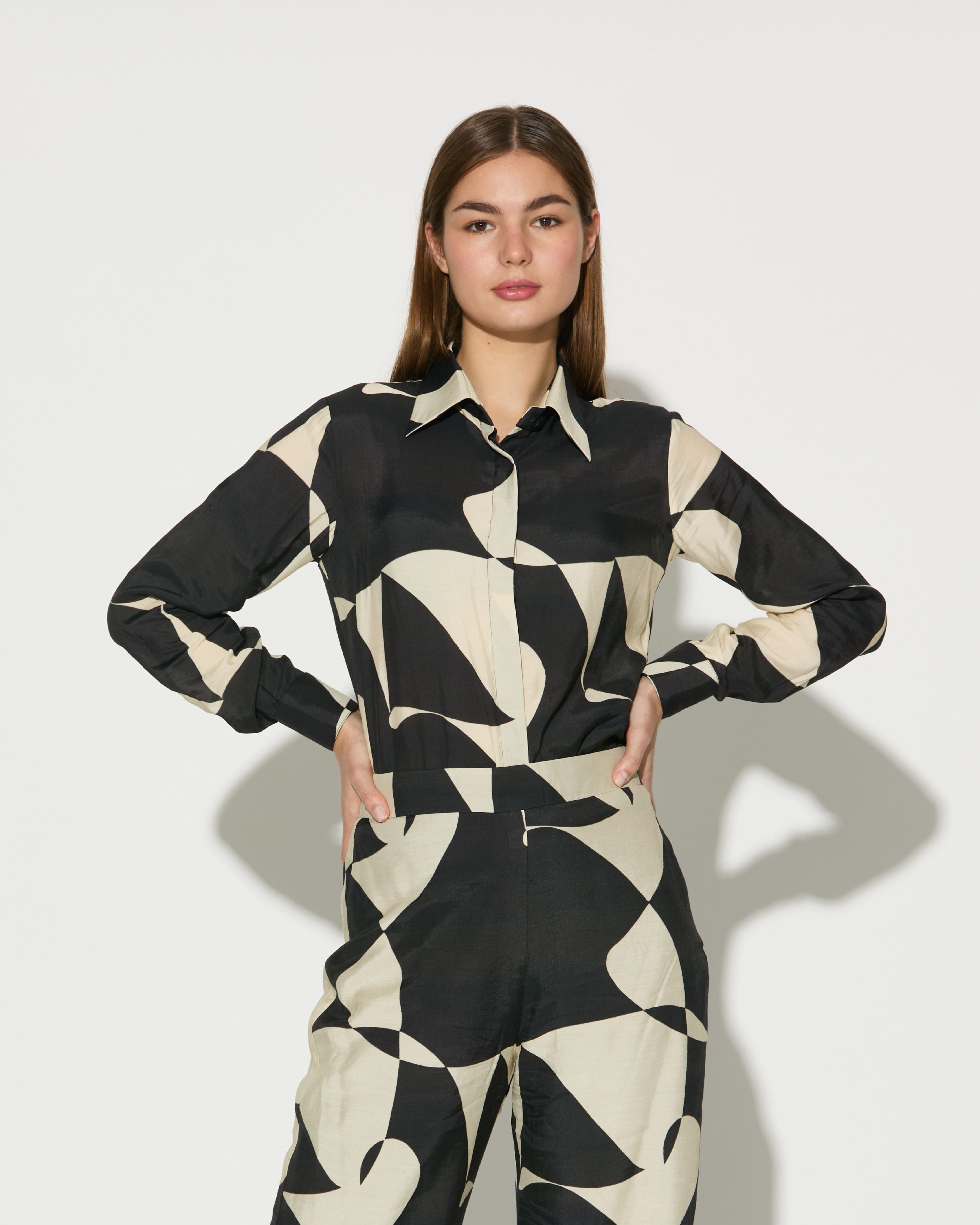 BLACK AND WHITE ABSTRACT SHIRT