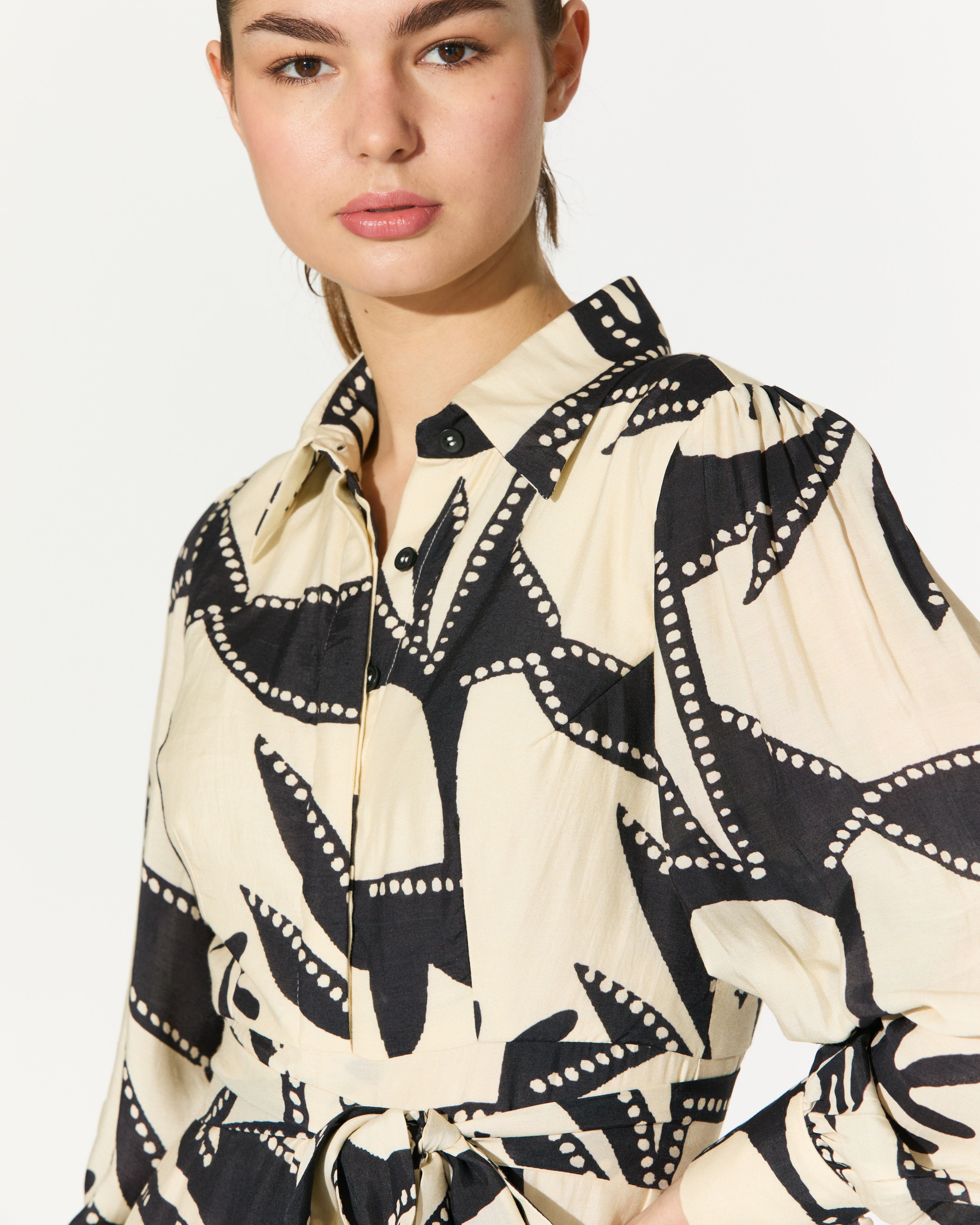 WHITE AND BLACK PATTERNED JUMPSUIT