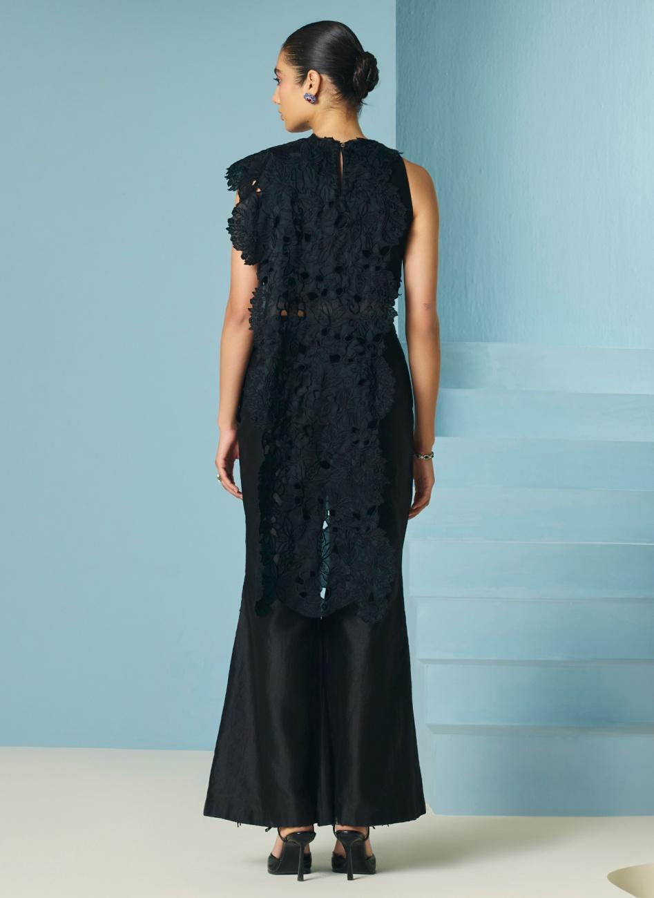 BLACK PLEATED DRAPE DETAIL TOP
