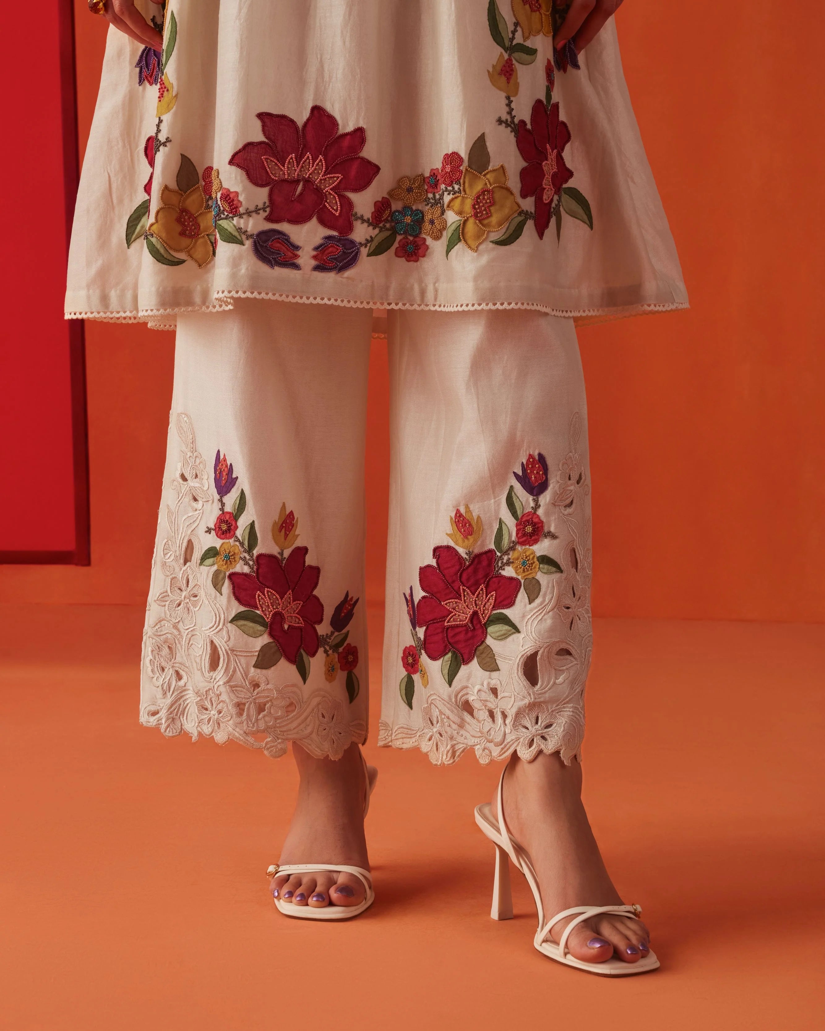 IVORY HIBISCUS APPLIQUE KURTA WITH PANTS