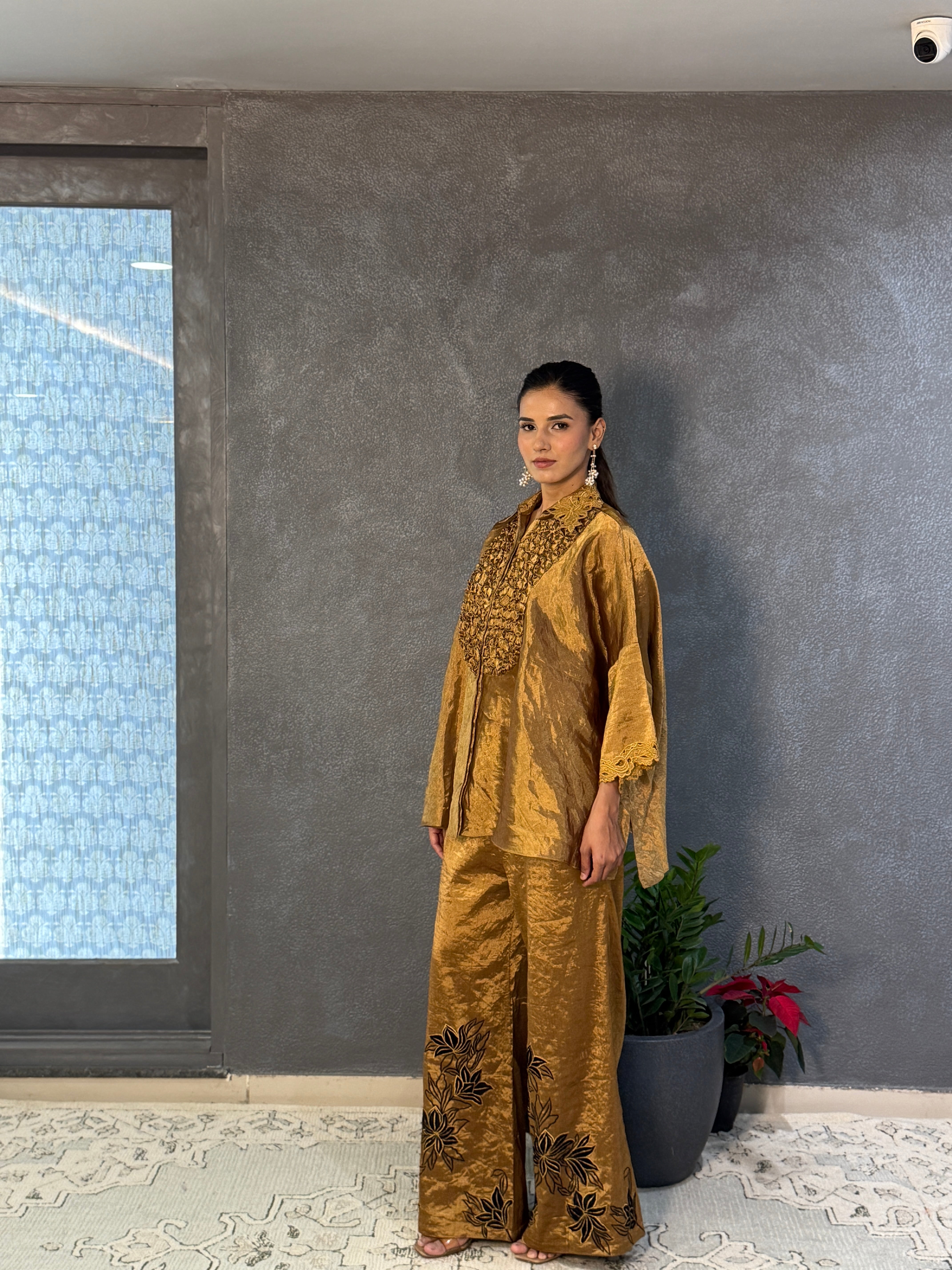 GOLD CONTRAST APPLIQUE FLARED PANTS