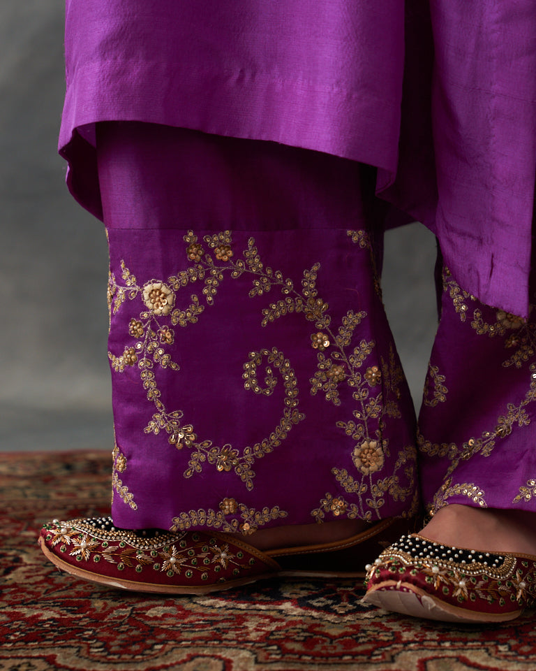 Gulrez V-neck patchwork kurta set.