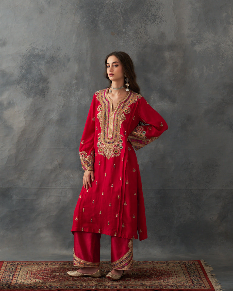 Gulrez floral booti kurta set.