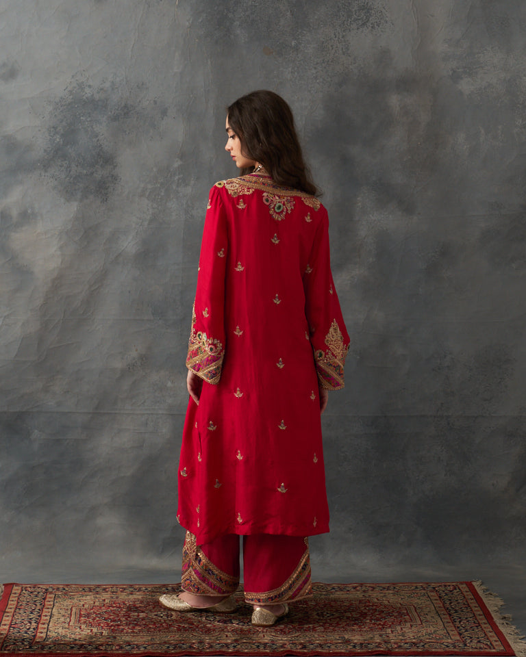 Gulrez floral booti kurta set.