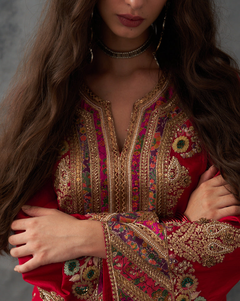 Gulrez floral booti kurta set.