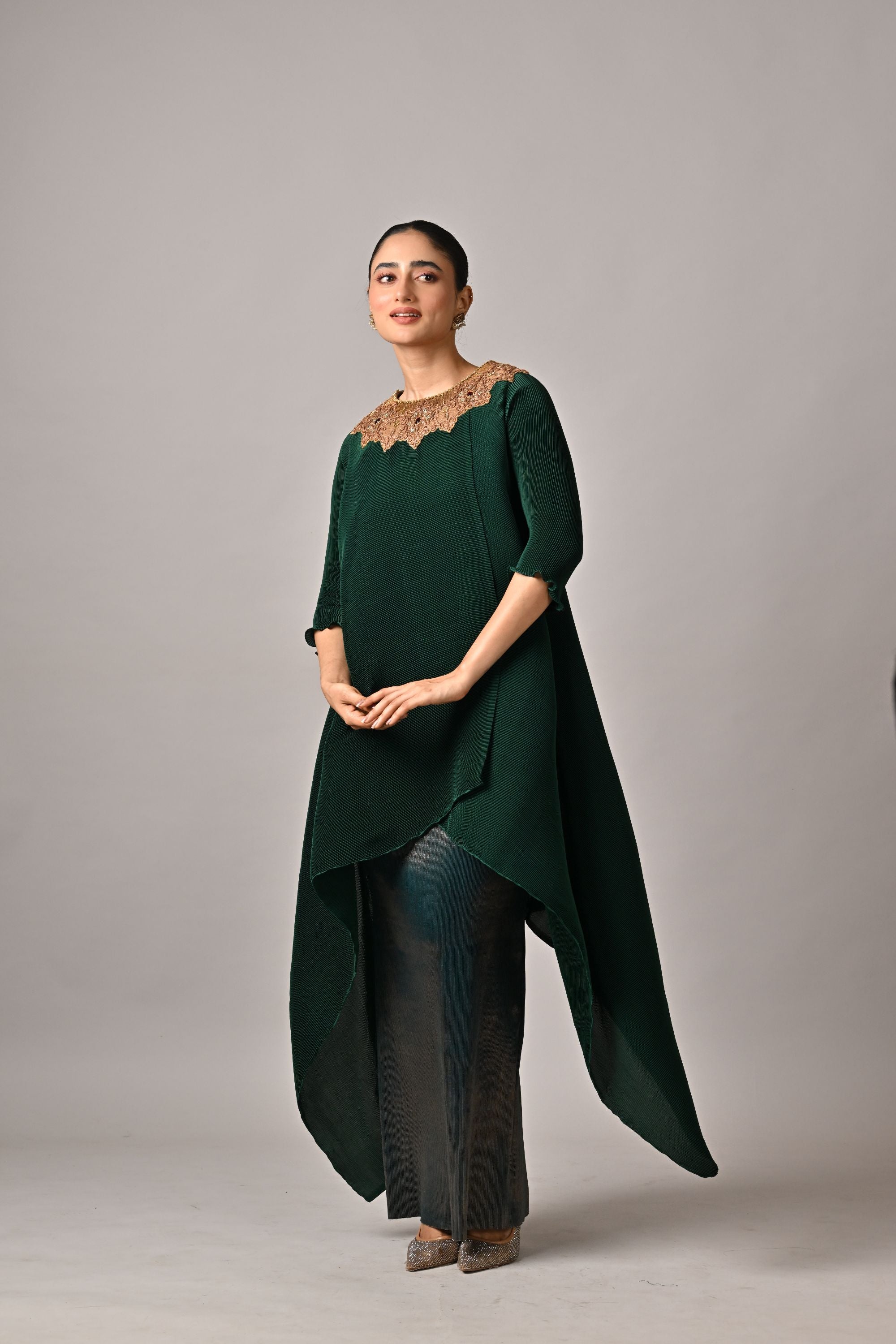 Emerald pleated kaftan with embroidery with sleeves