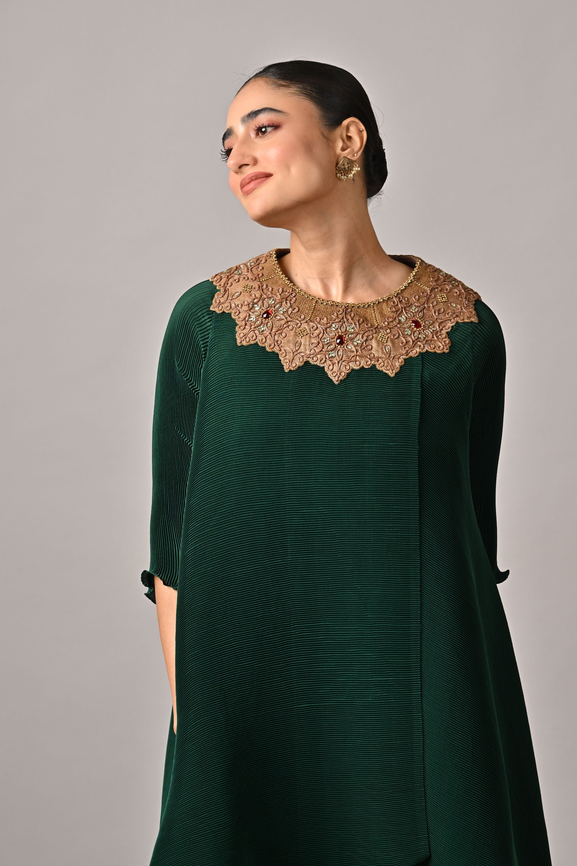 Emerald pleated kaftan with embroidery with sleeves