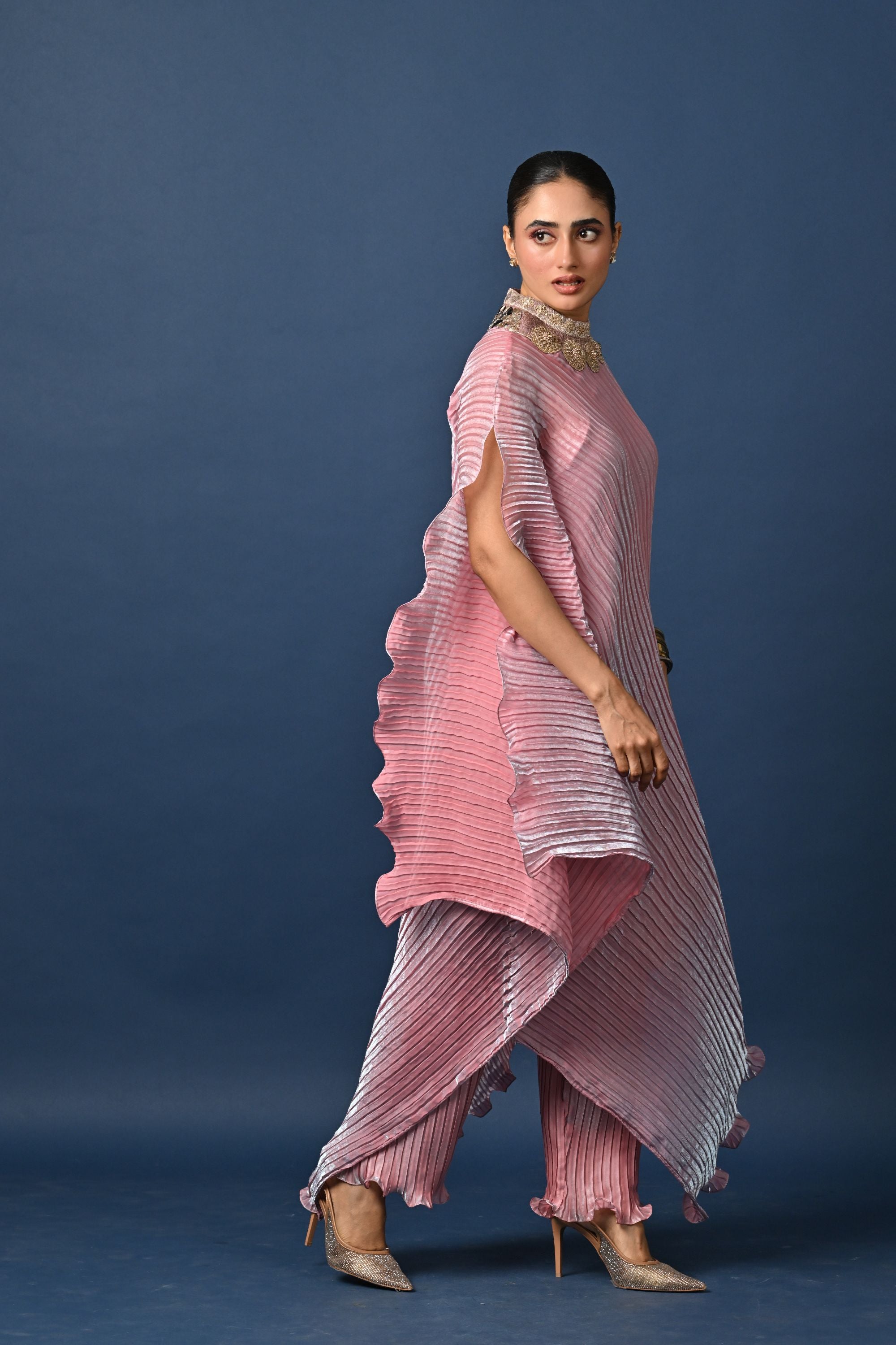 Frosted pink box pleated dress with embroidery