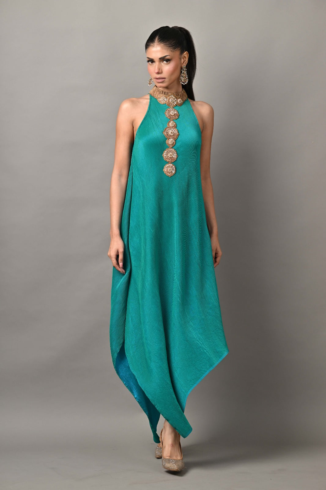 Bright turquoise pleated diagonal dress with collar and moresque embroidery