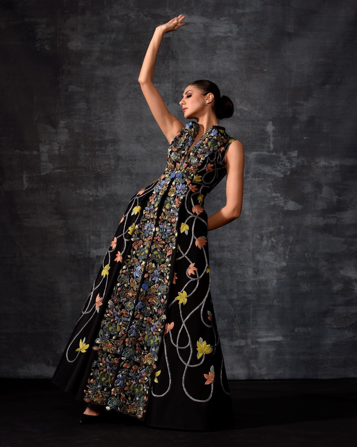 https://cdn.shopify.com/s/files/1/0088/3441/6706/files/make-a-bold-statement-in-this-sleeveless-black-gown-6623924.jpg?v=1752388640