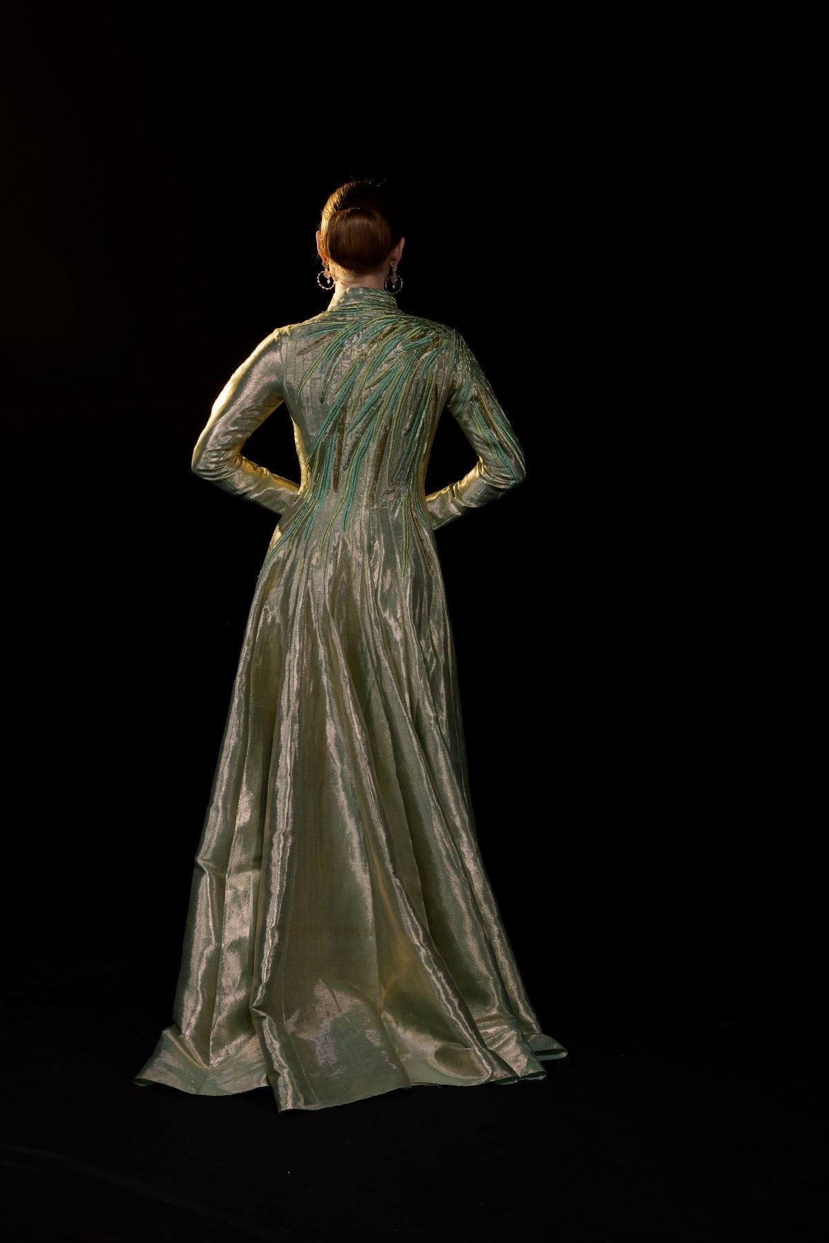 https://cdn.shopify.com/s/files/1/0088/3441/6706/files/metallic-olive-structured-gown-1199816.jpg?v=1752388533