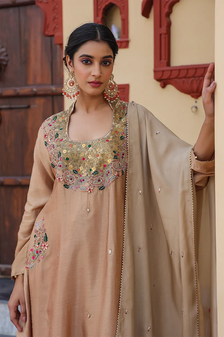 Ivory Zardozi Paisley Matka Neck (Chunnat)