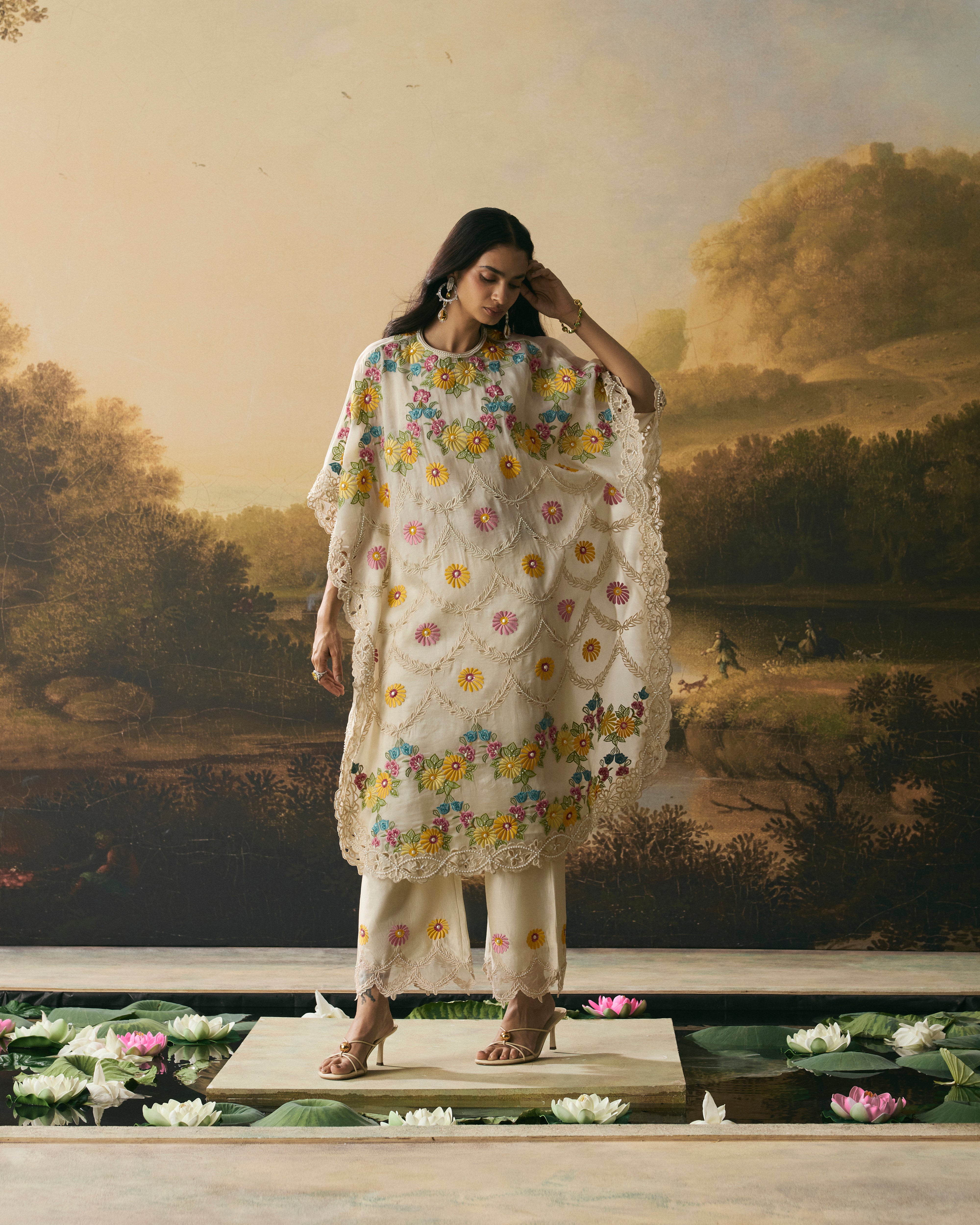 IVORY FLORAL SCALLOP DETAIL KAFTAN