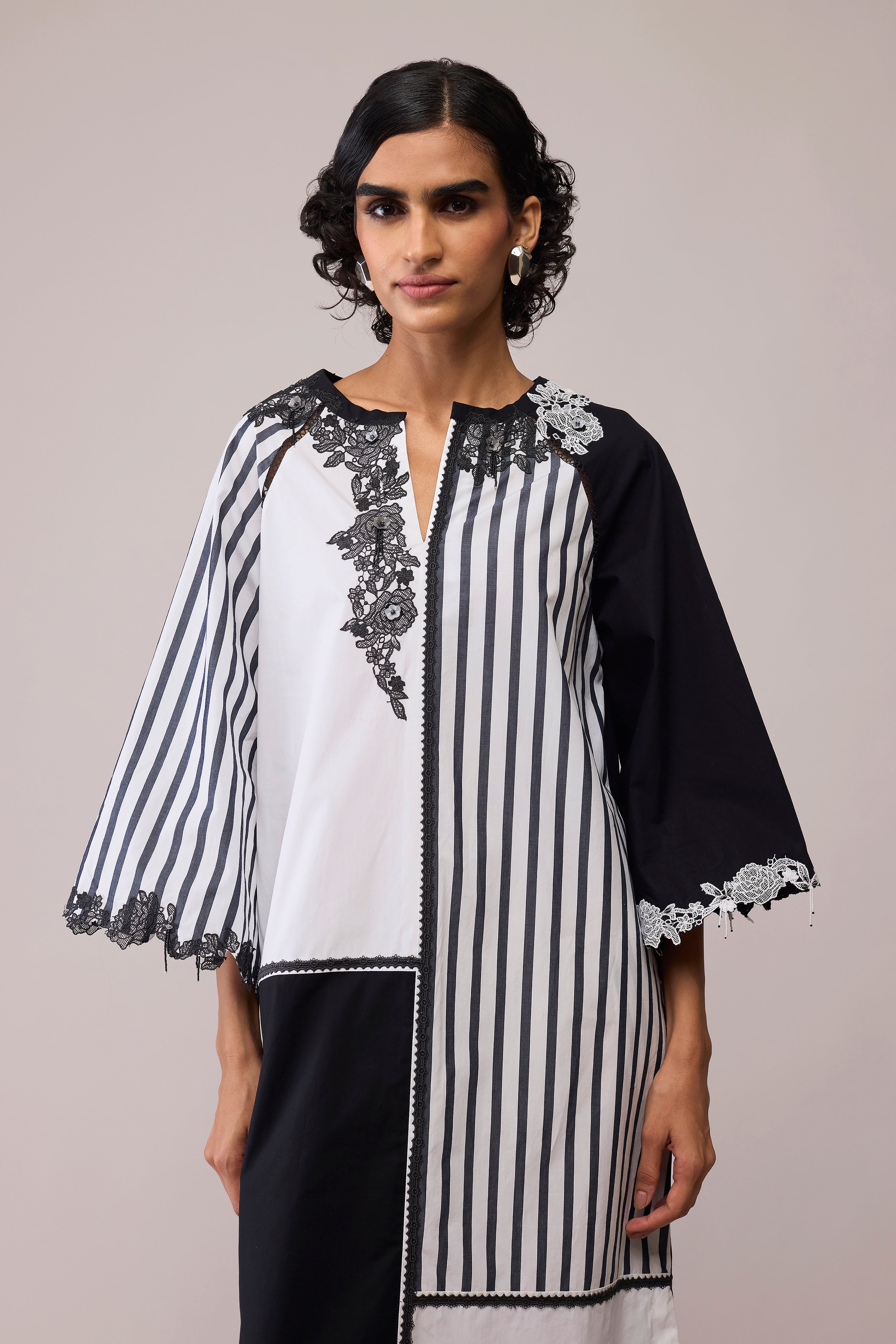 NEESA - BLACK & WHITE