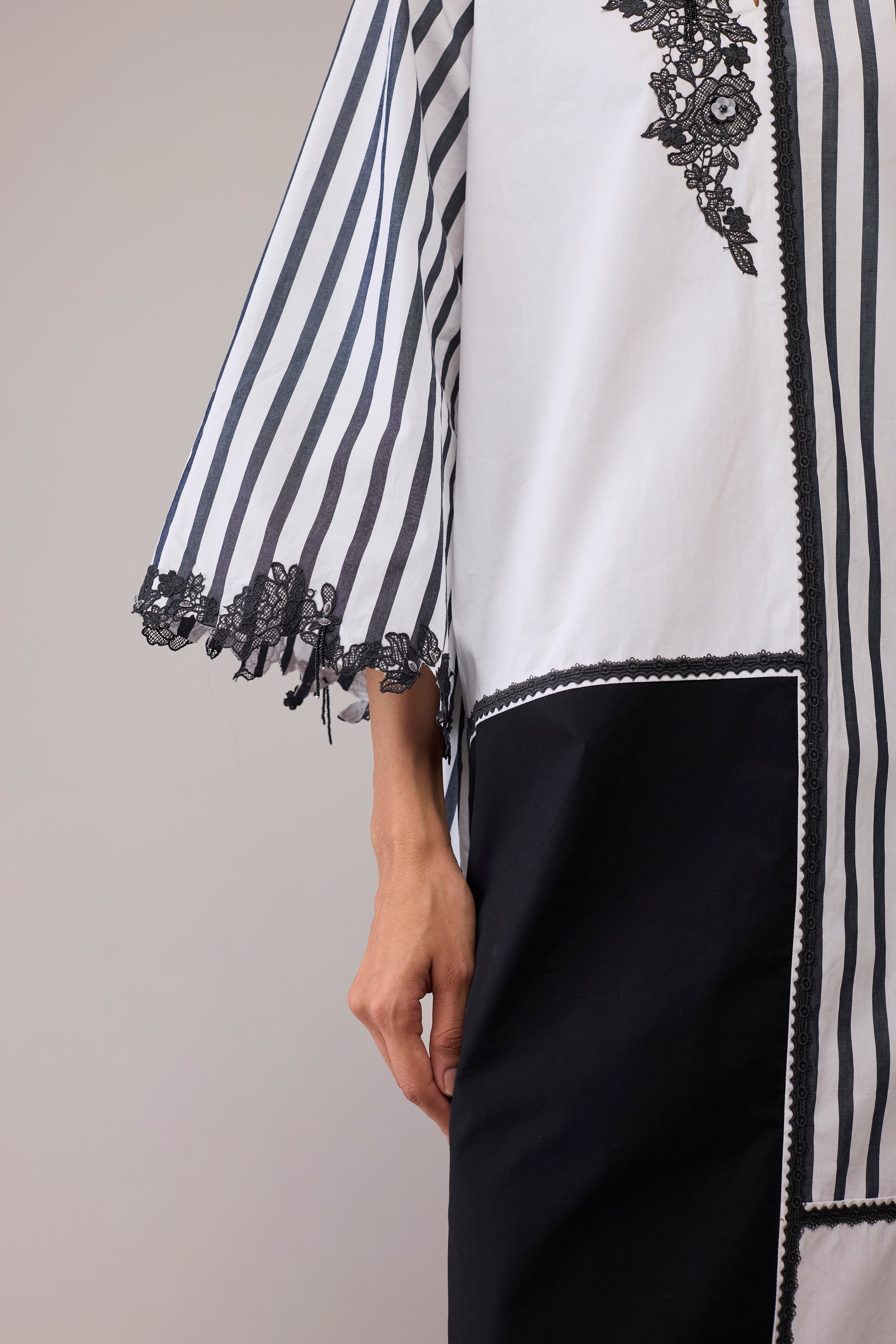 NEESA - BLACK & WHITE