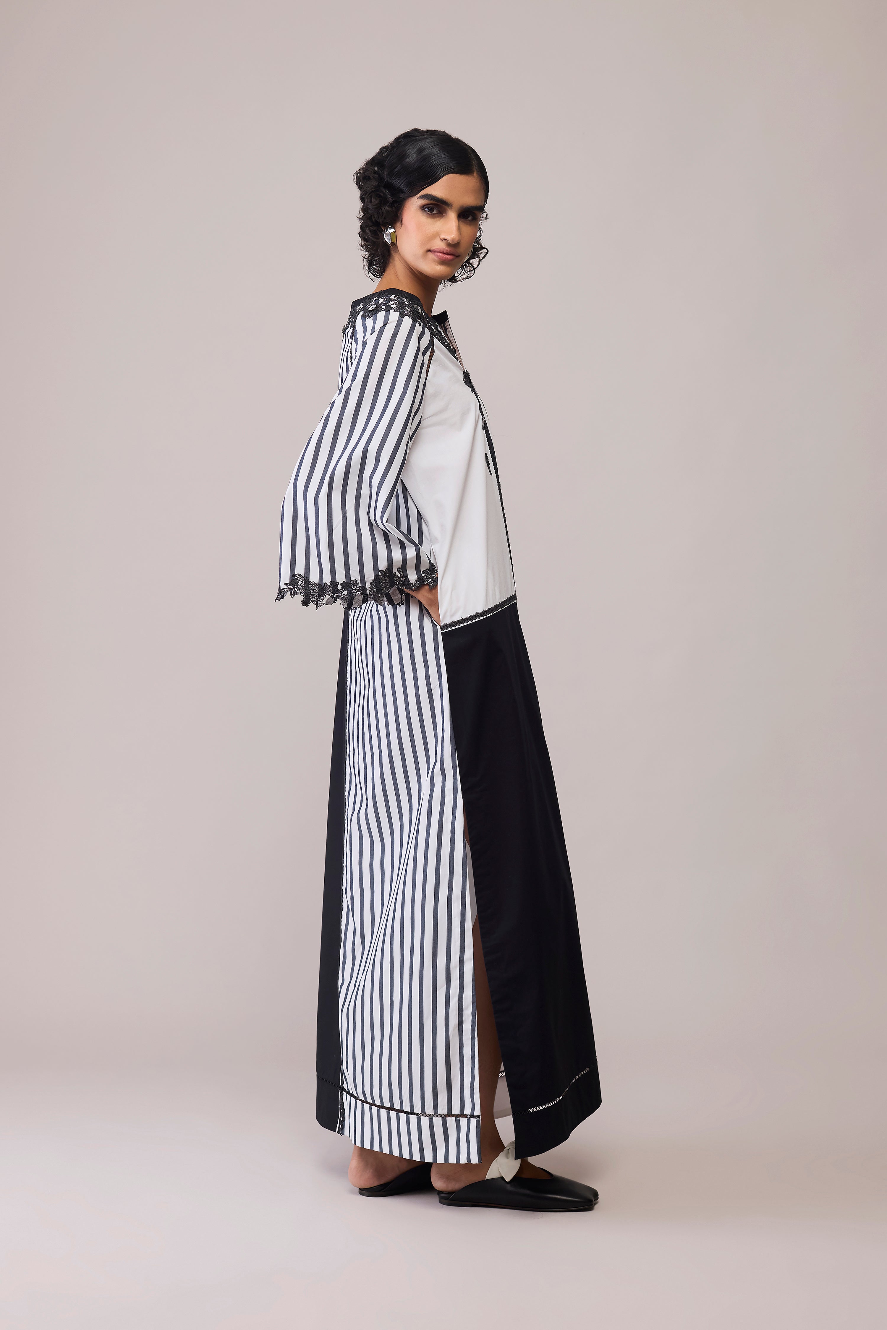 NEESA - BLACK & WHITE