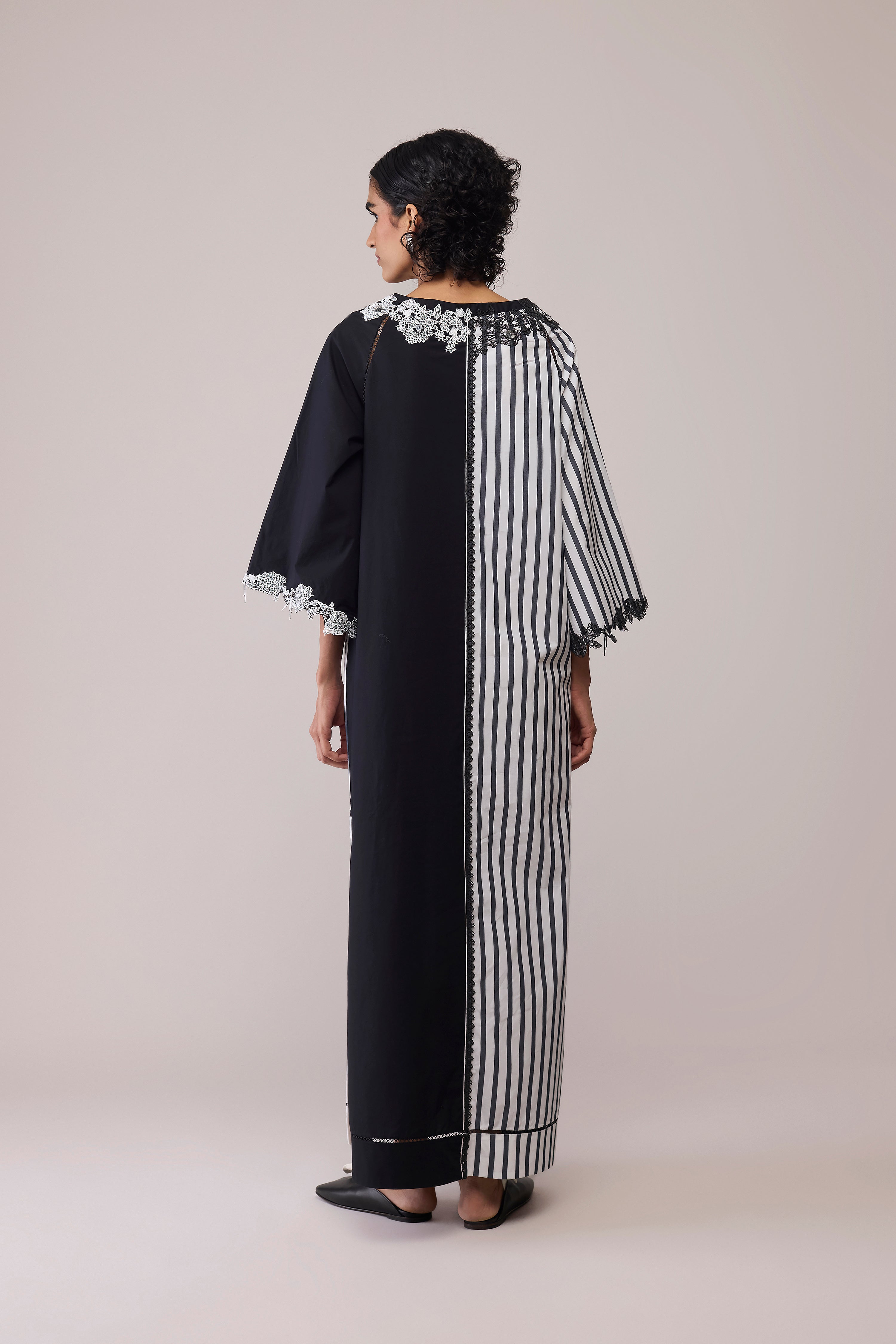 NEESA - BLACK & WHITE