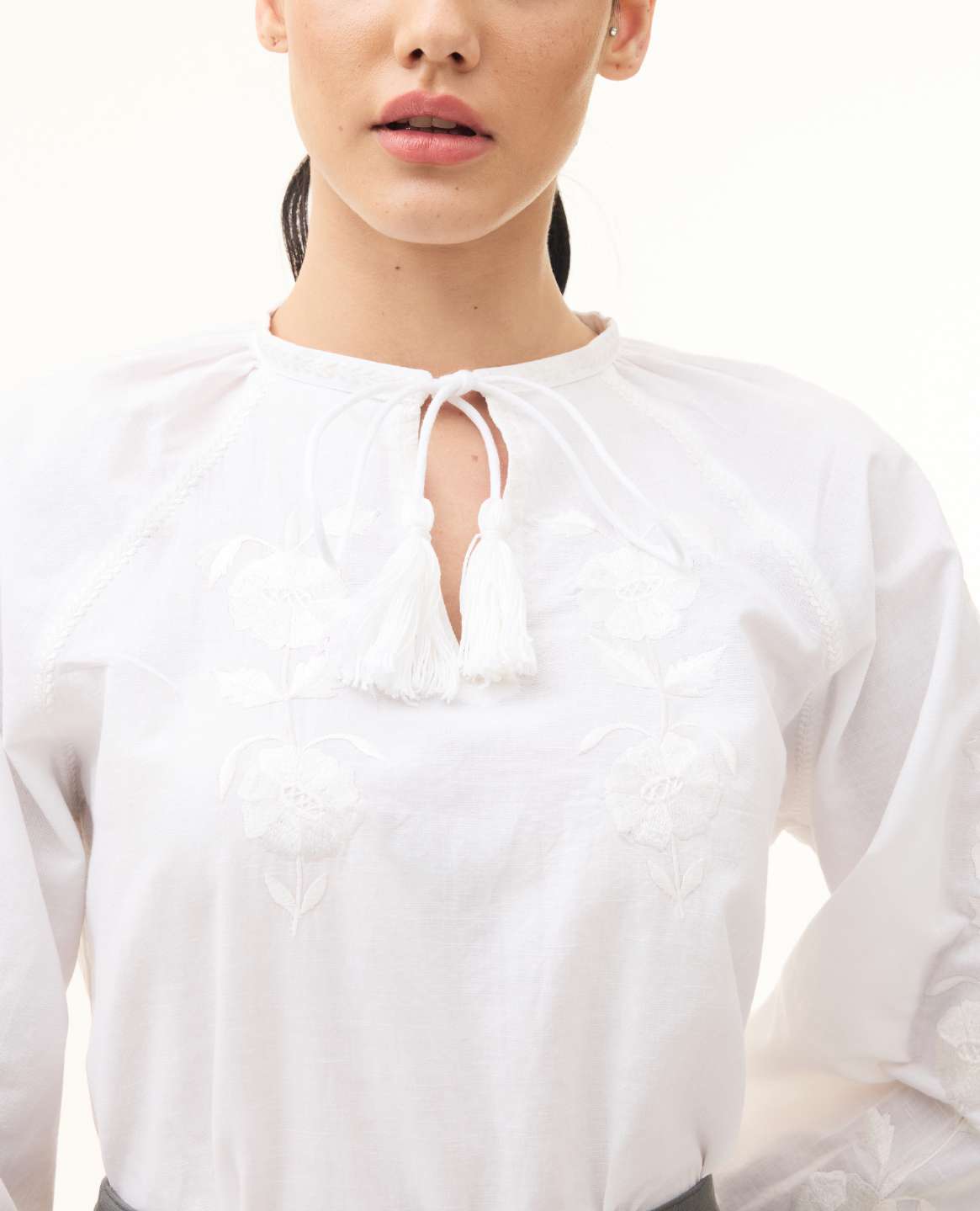 WHITE EMBROIDERED TOP