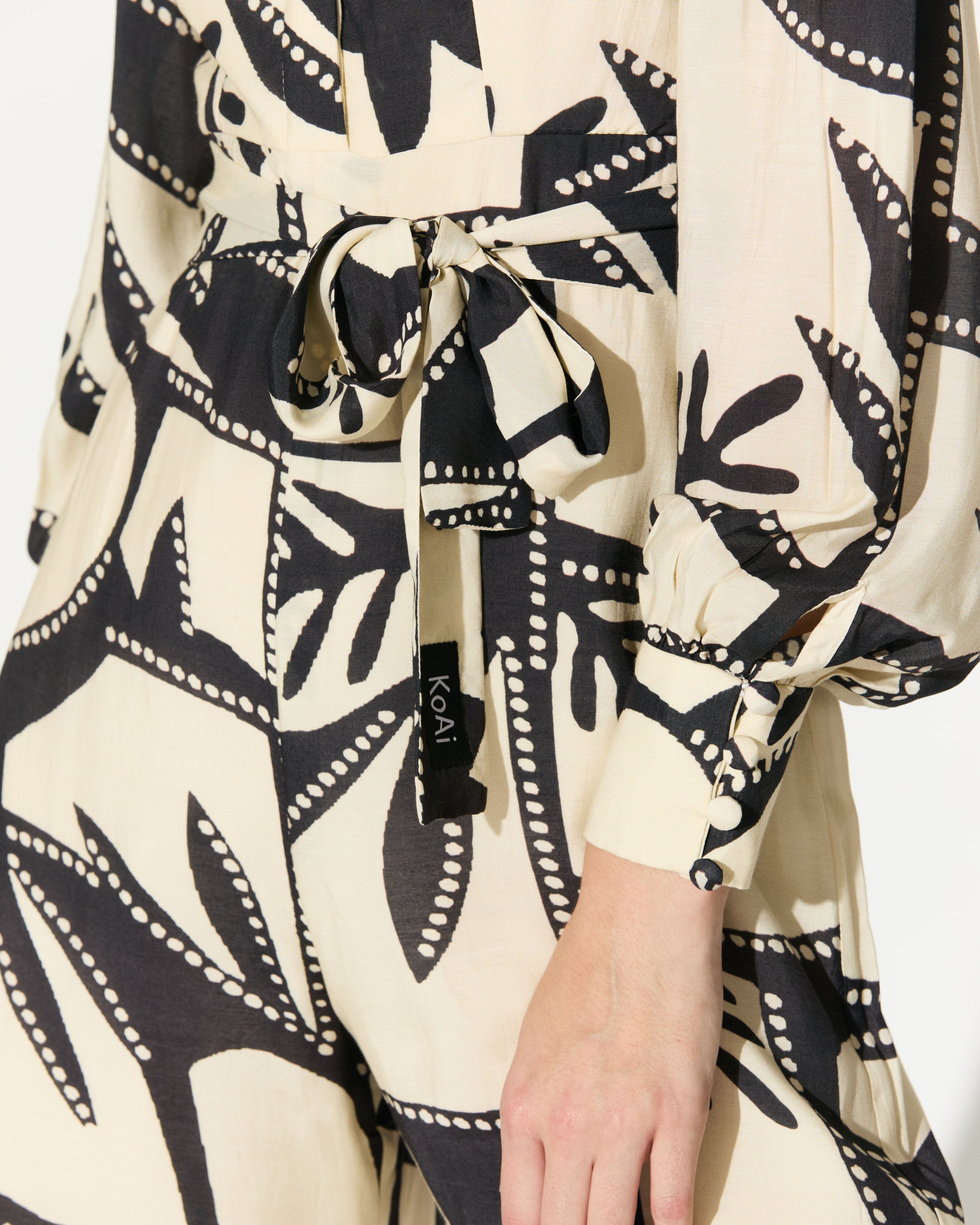 WHITE AND BLACK PATTERNED JUMPSUIT