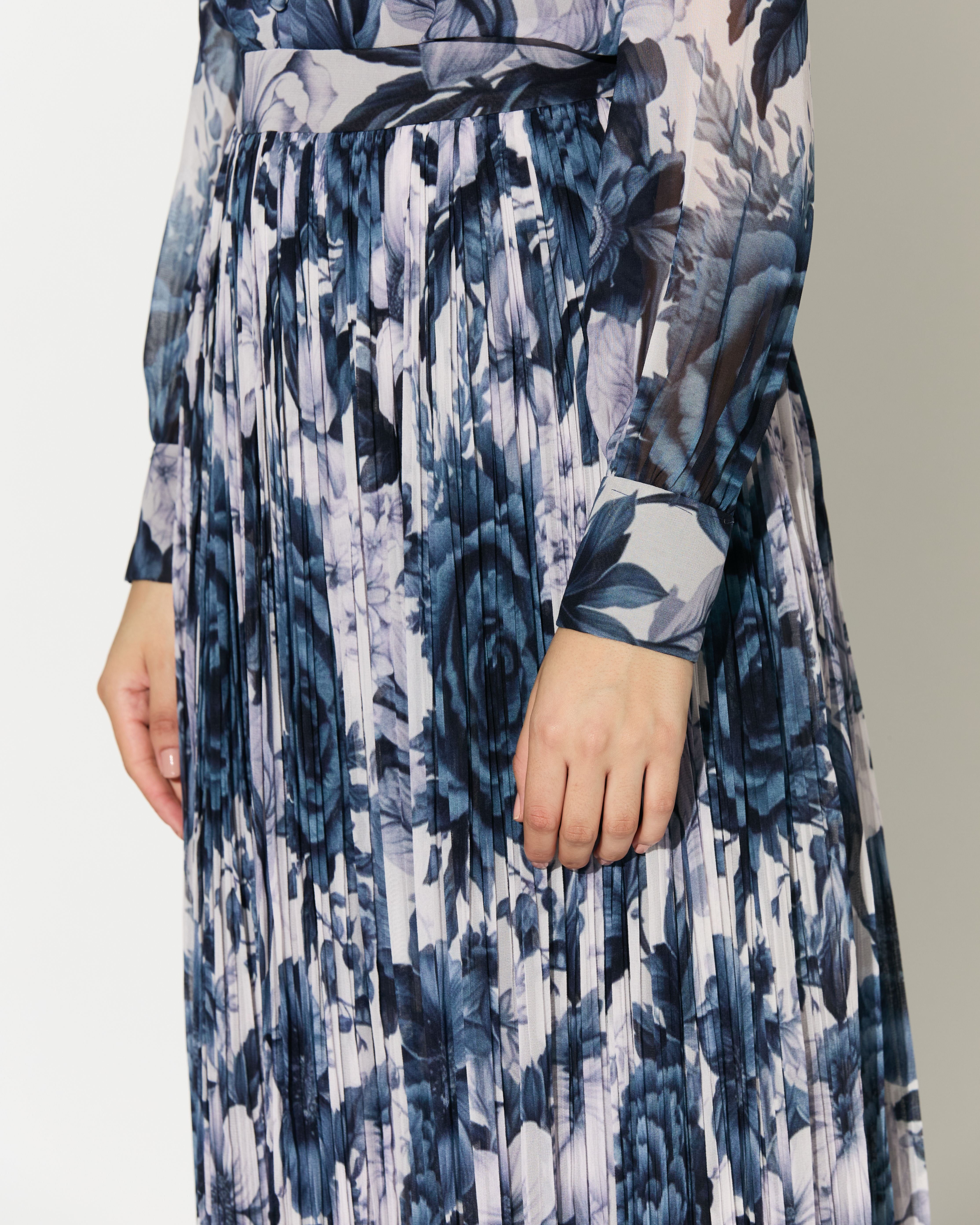 WHITE AND BLUE FLORAL CRINKLED SKIRT