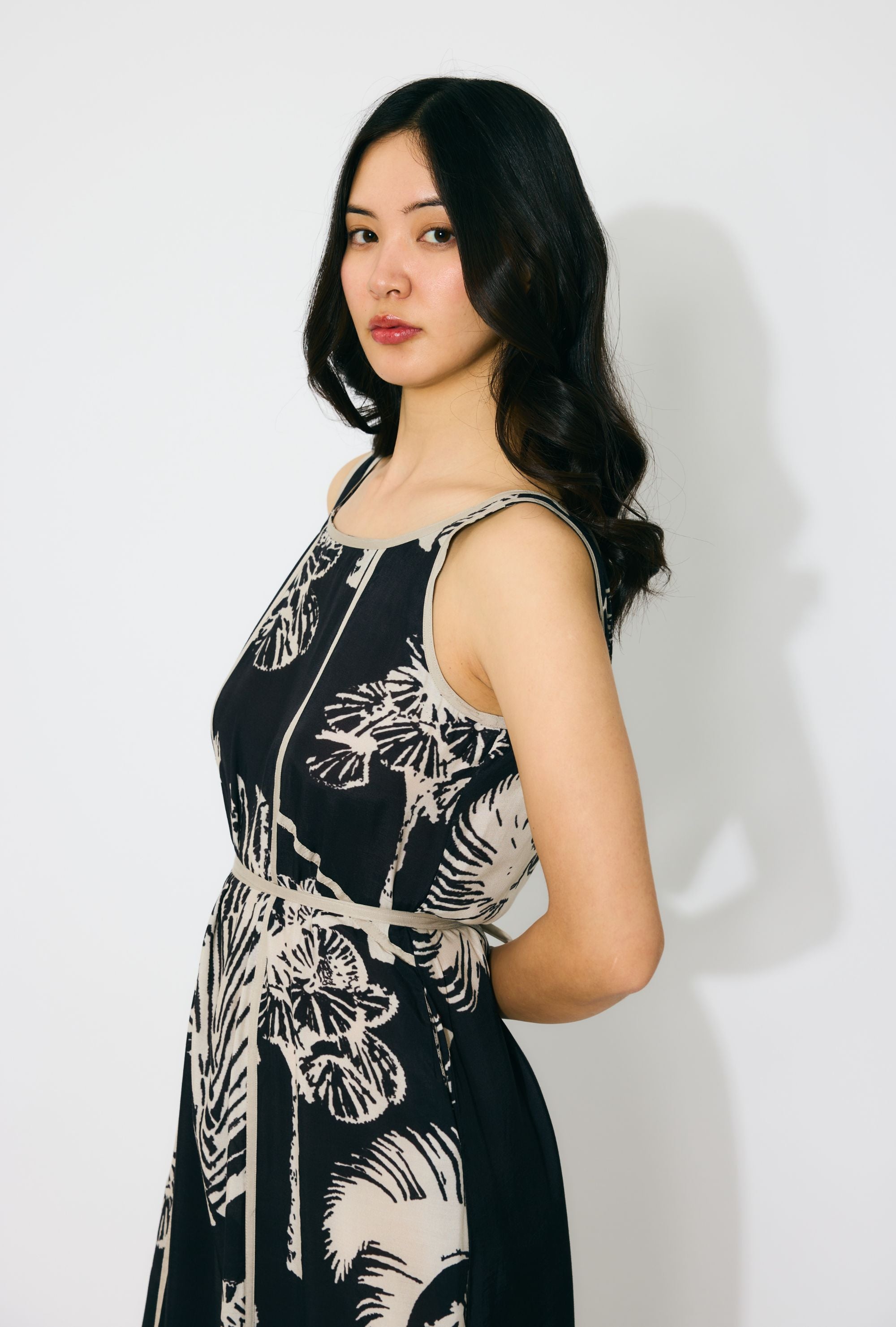 BLACK AND BEIGE FLORAL SLEEVELESS LONG DRESS