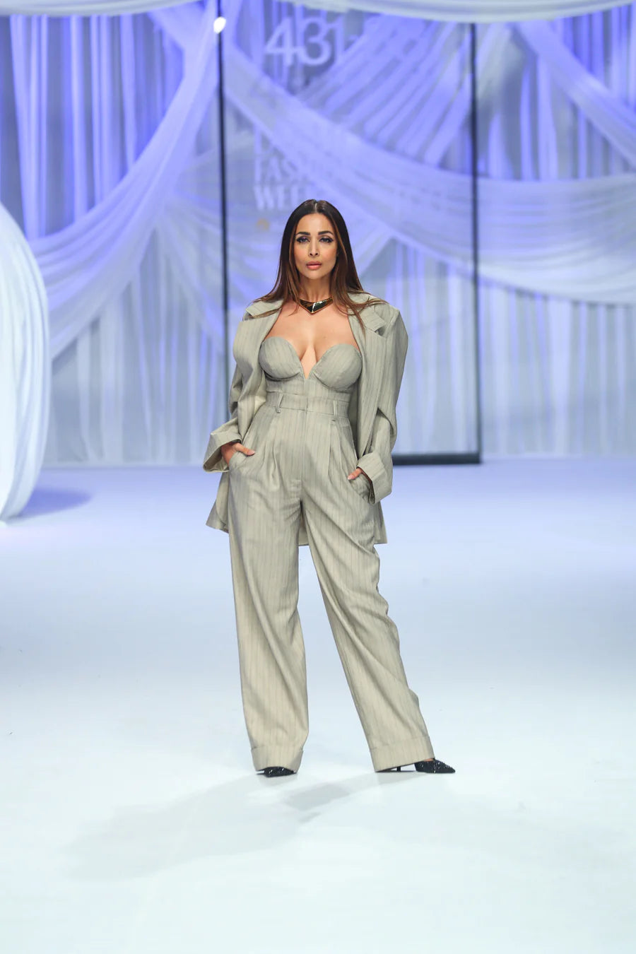 Alex Blazer 2.0 With Malla Corset And Tux Pants 2.0