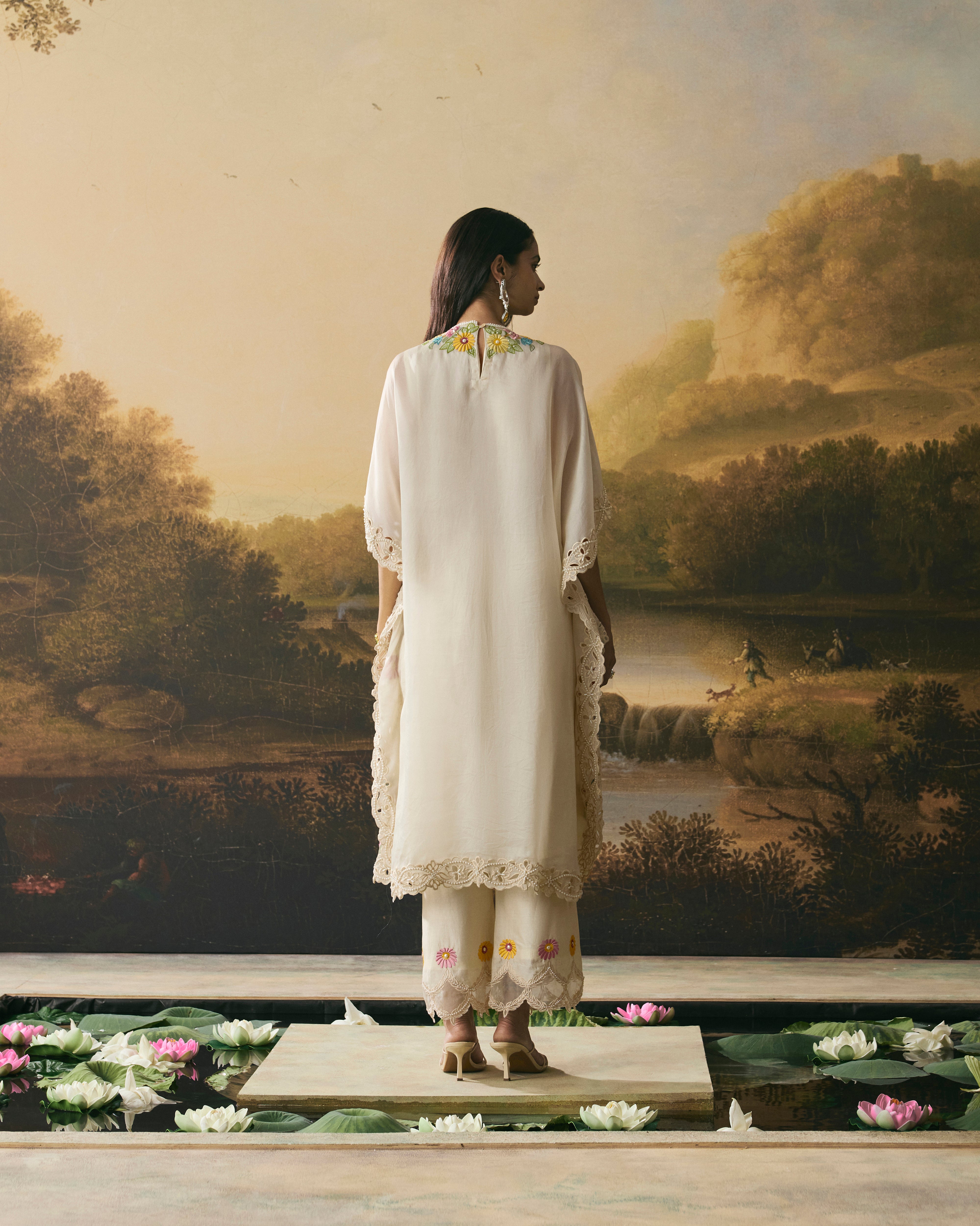 IVORY FLORAL SCALLOP DETAIL KAFTAN