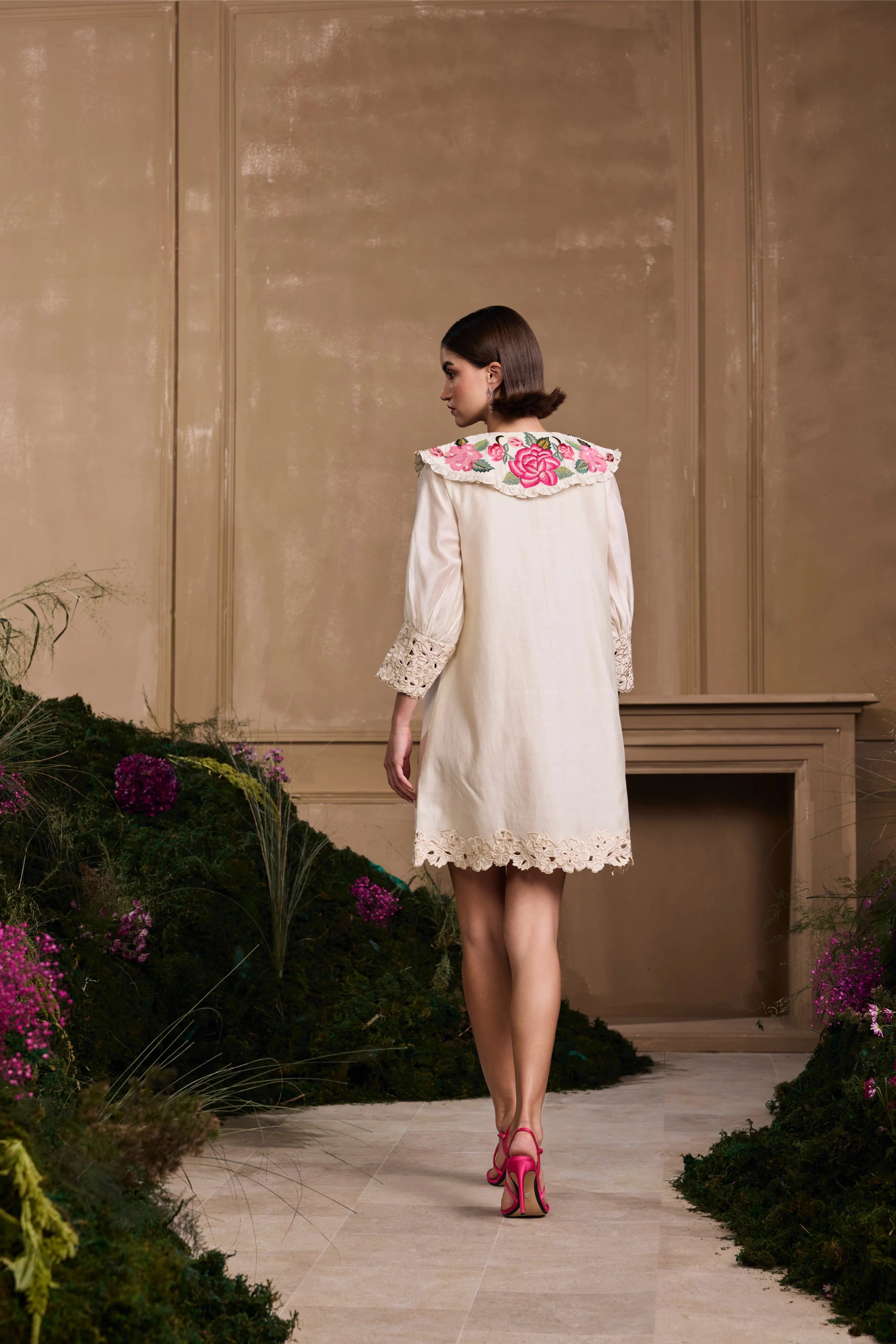 IVORY ROSE COLLARED SHORT DRESS