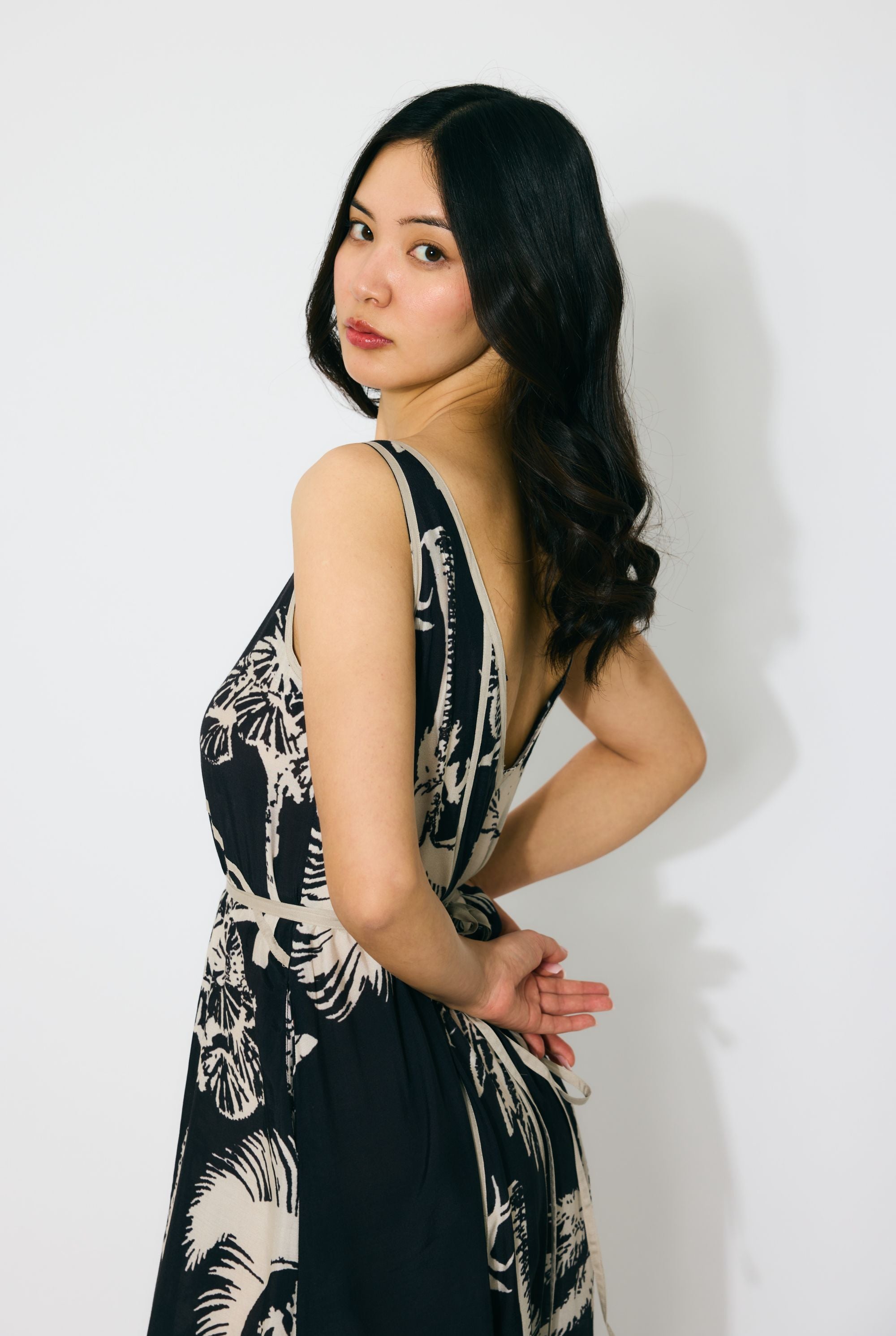 BLACK AND BEIGE FLORAL SLEEVELESS LONG DRESS