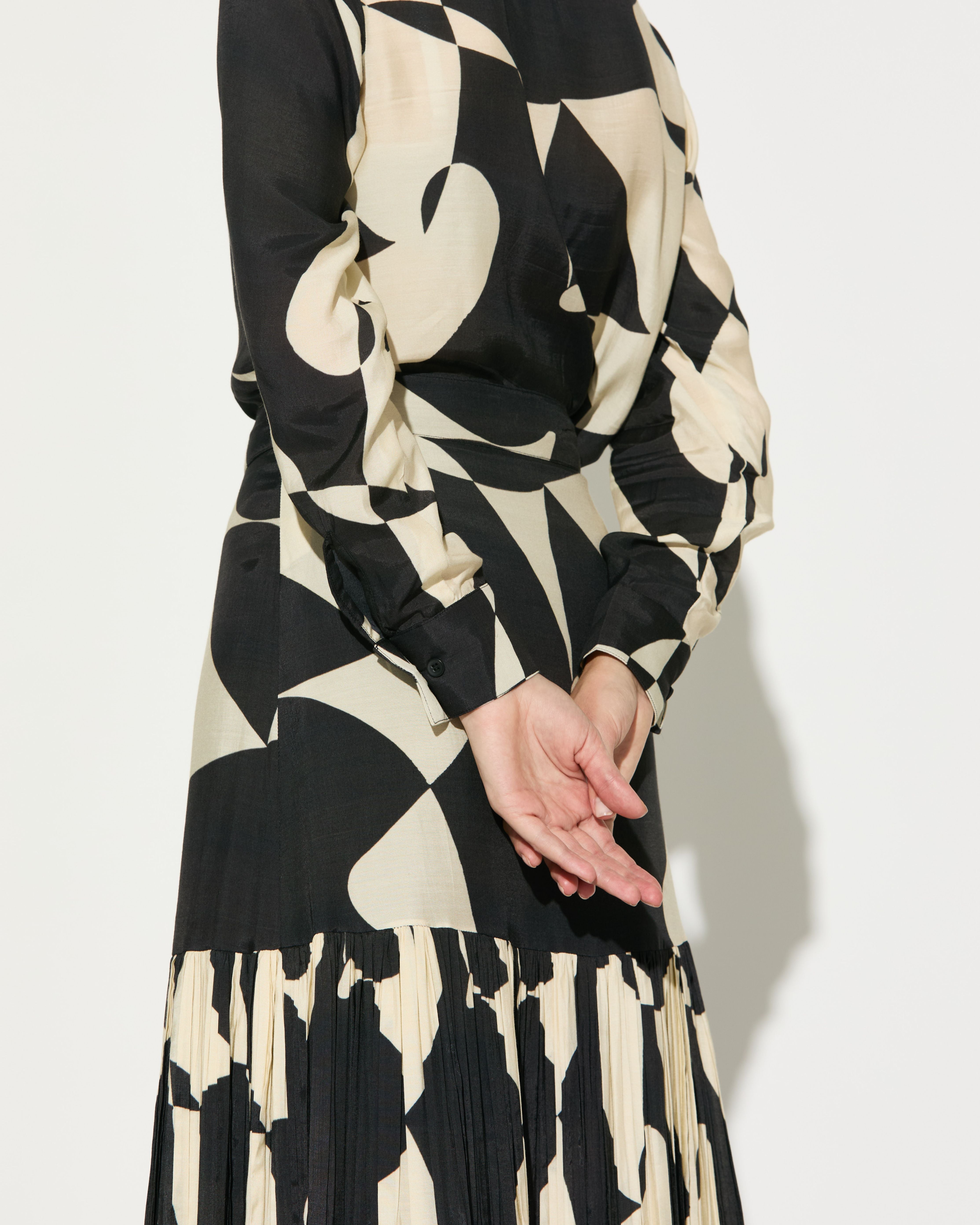 BLACK AND WHITE ABSTRACT SKIRT