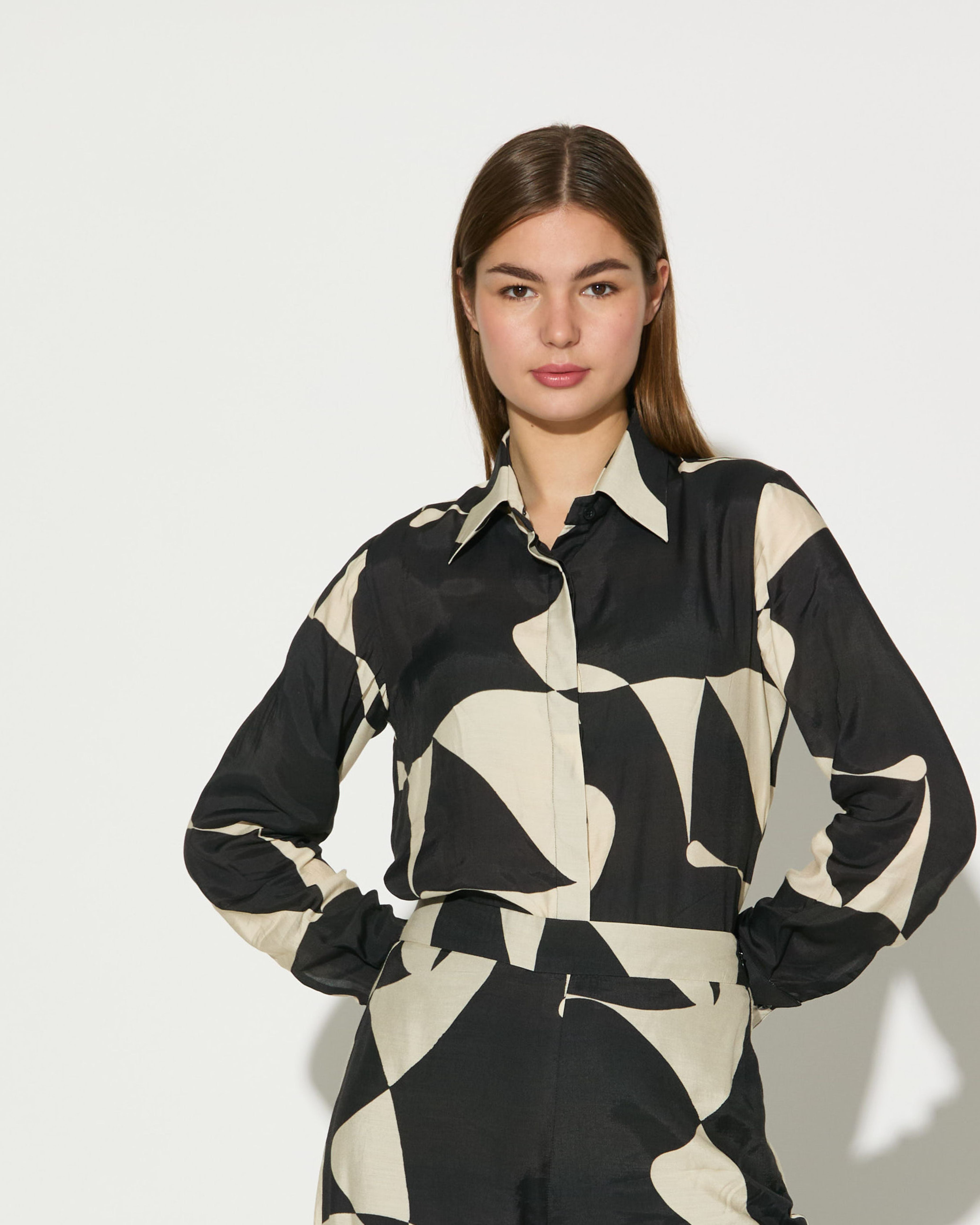 BLACK AND WHITE ABSTRACT SHIRT