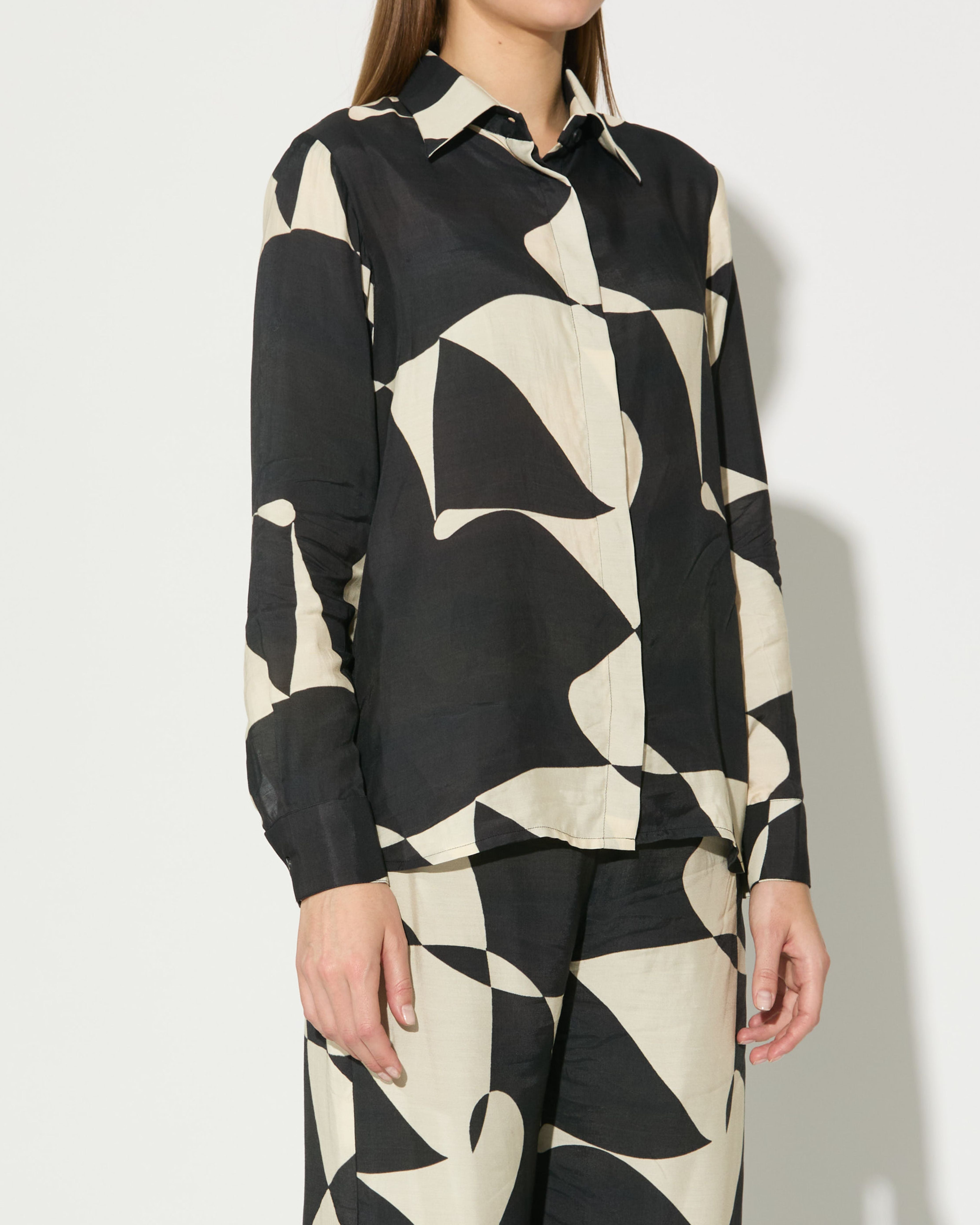 BLACK AND WHITE ABSTRACT SHIRT