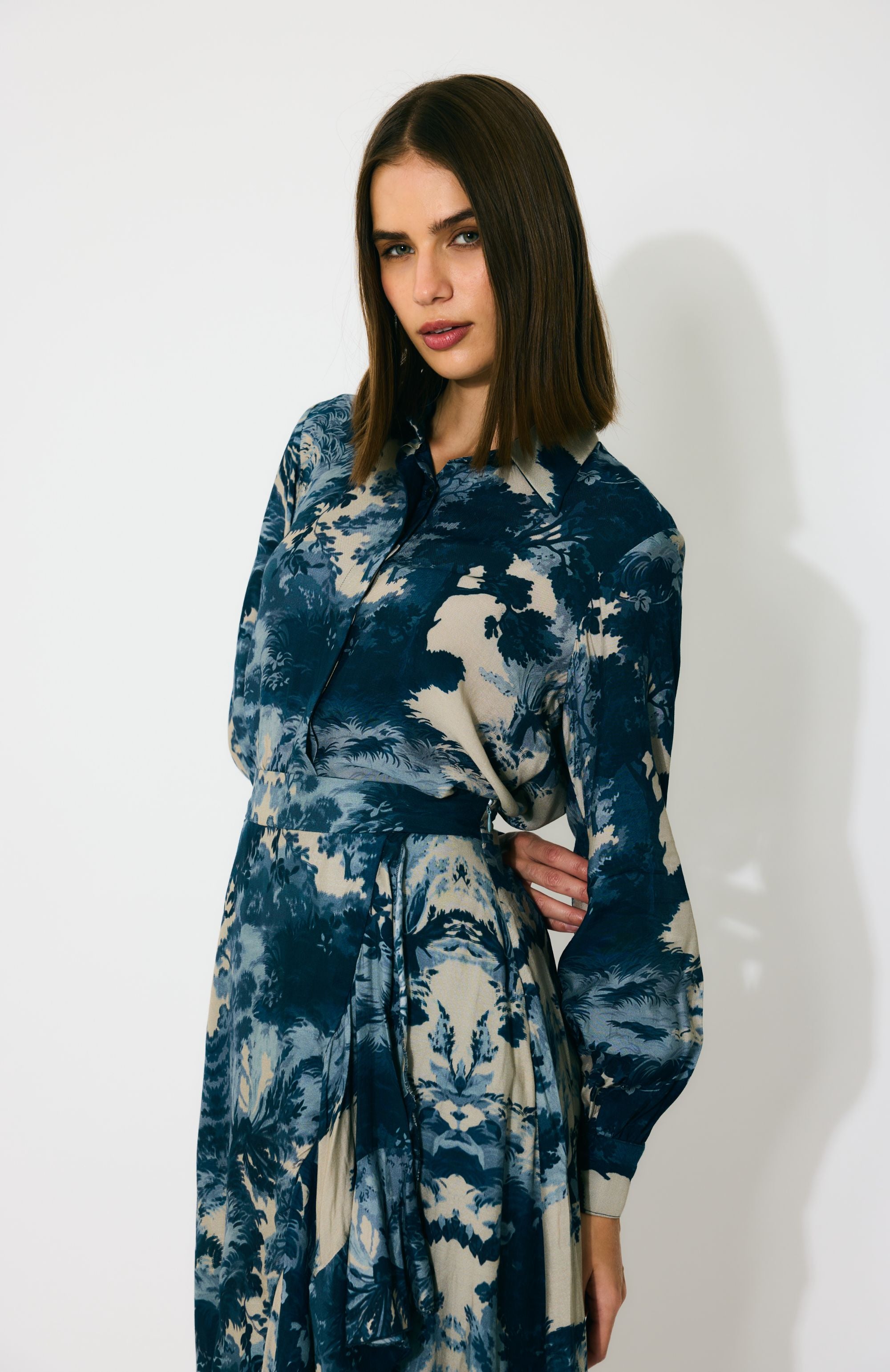 BLUE, INDIGO AND BEIGE TOILE PRINT WRAP SKIRT