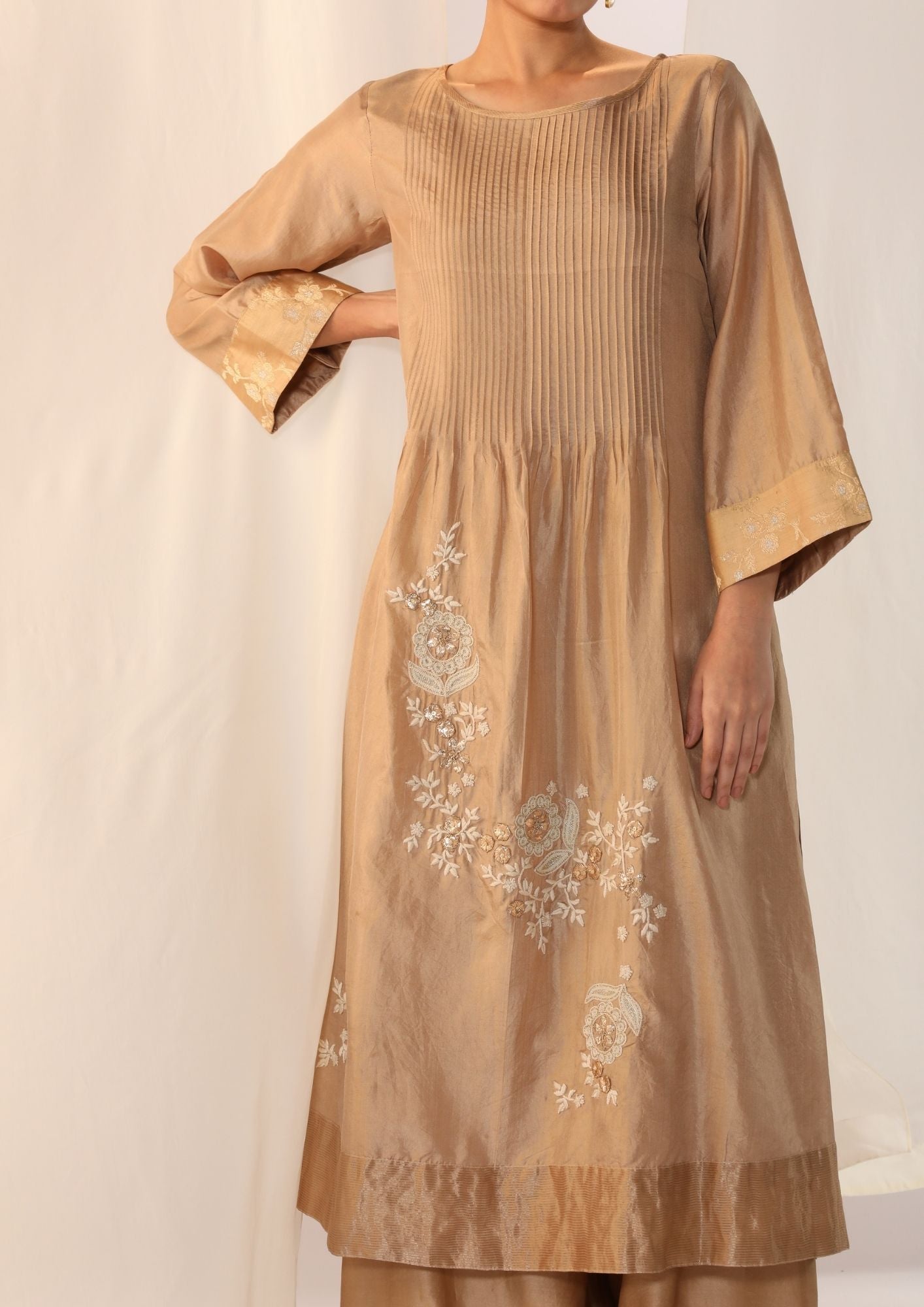 Silk kurta scatter embroidery and refined pintuck Paired with pants