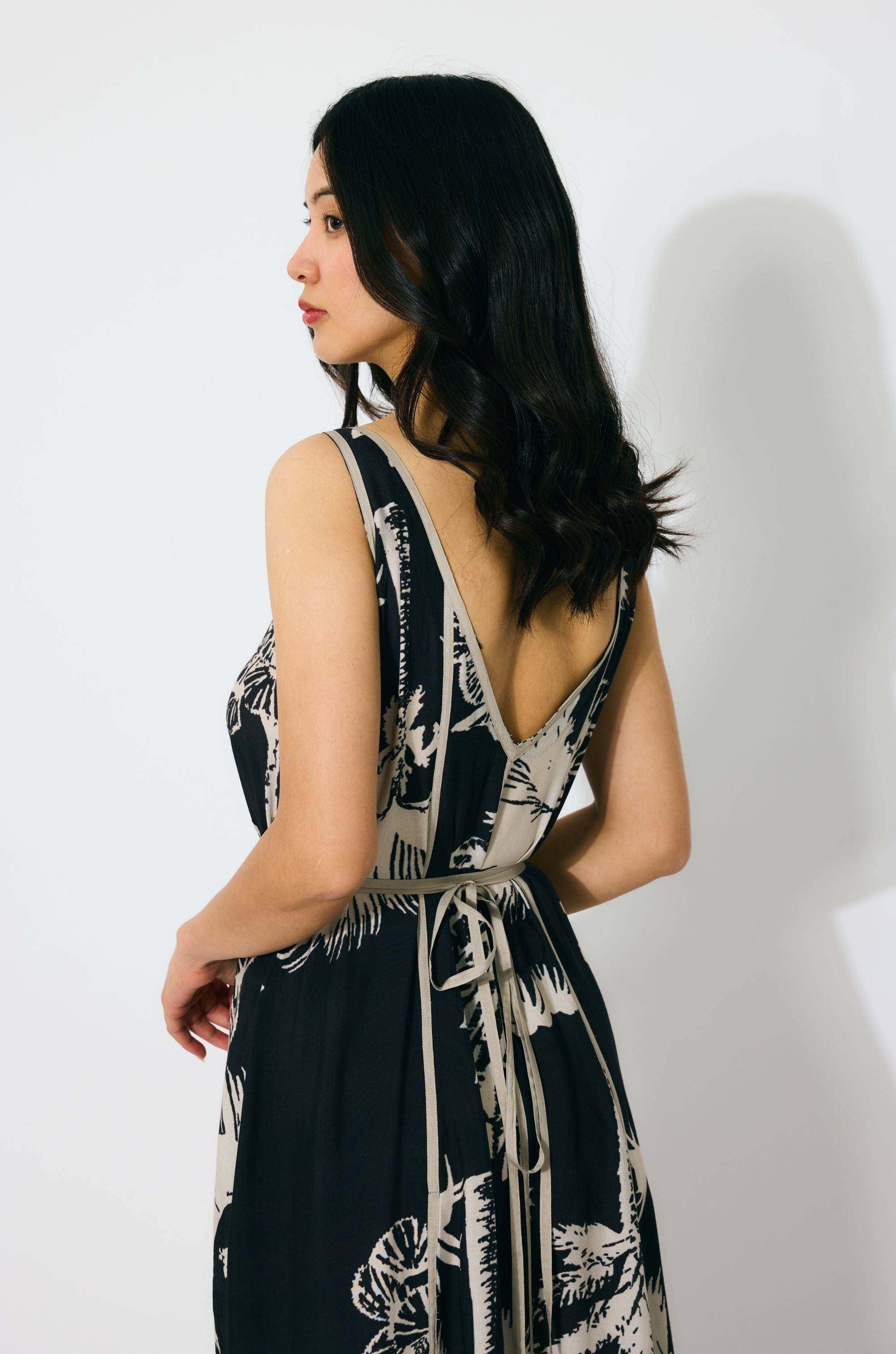 BLACK AND BEIGE FLORAL SLEEVELESS LONG DRESS