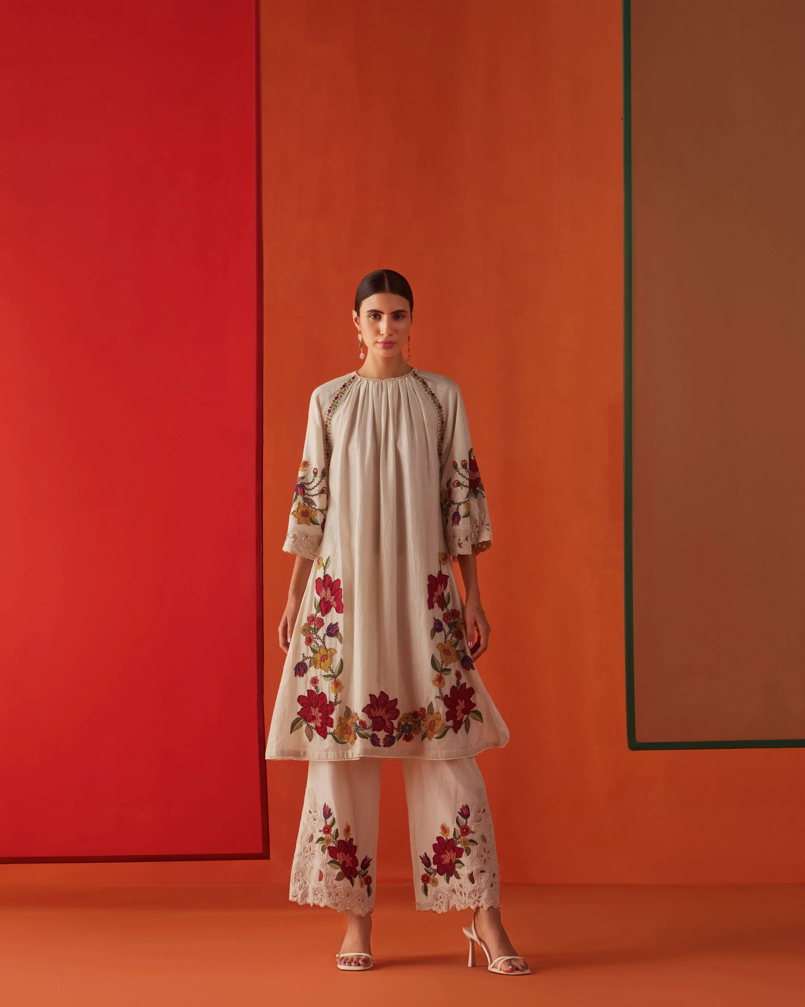 IVORY HIBISCUS APPLIQUE KURTA WITH PANTS
