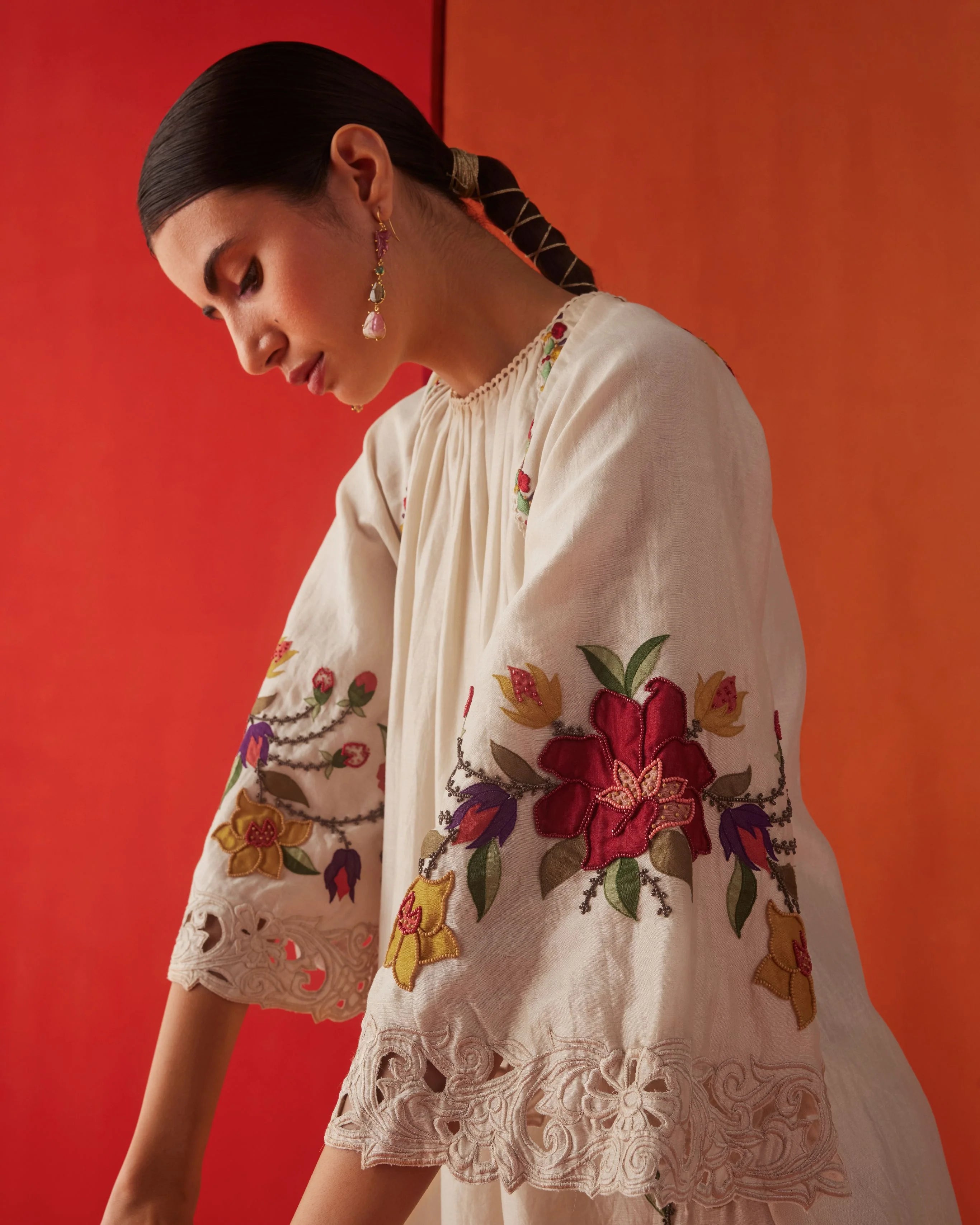IVORY HIBISCUS APPLIQUE KURTA WITH PANTS