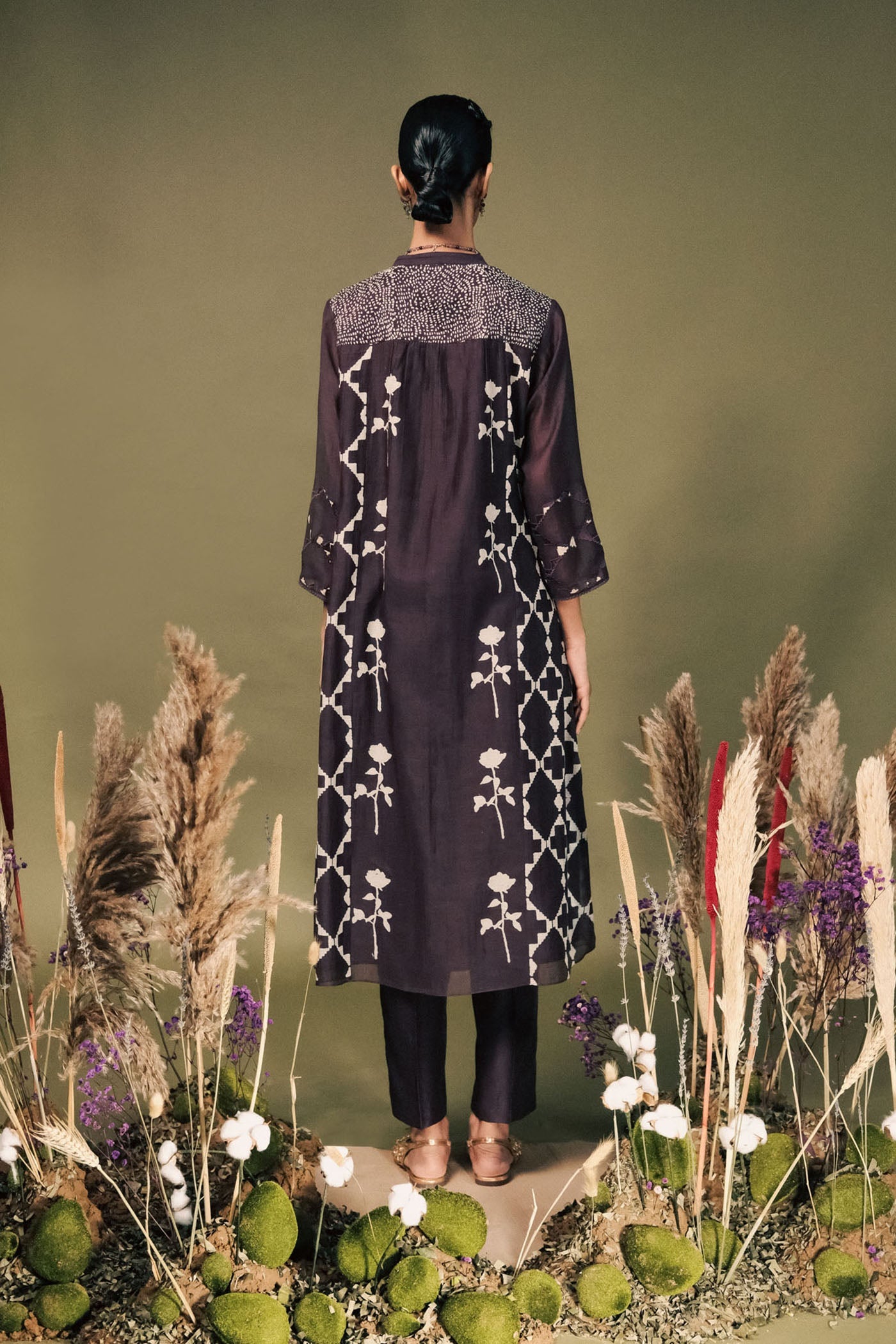 Elegant Lavender Mul Chanderi Tunic Set: Embroidered Sleeves & Silk Chanderi Pants