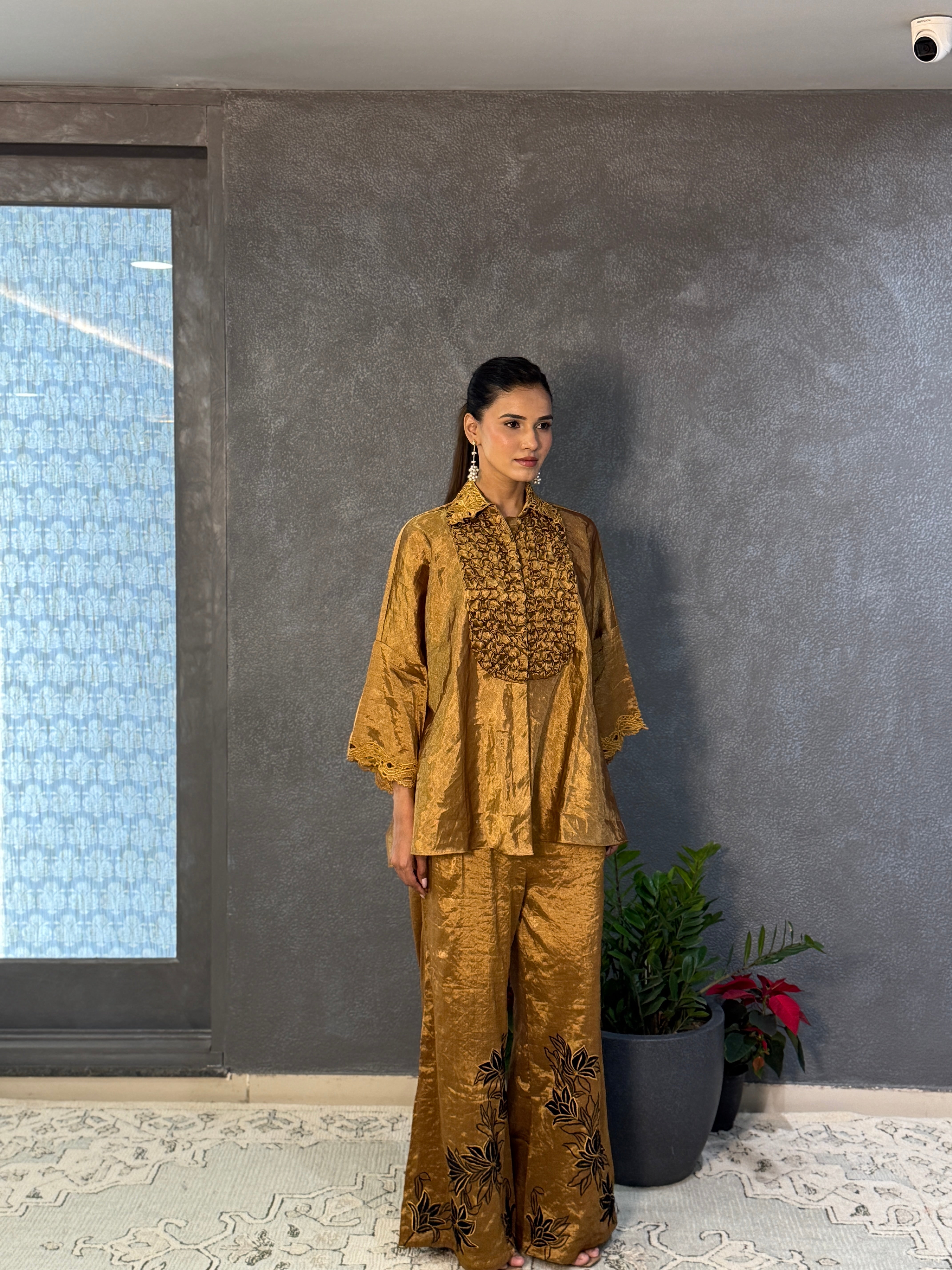GOLD CONTRAST APPLIQUE FLARED PANTS