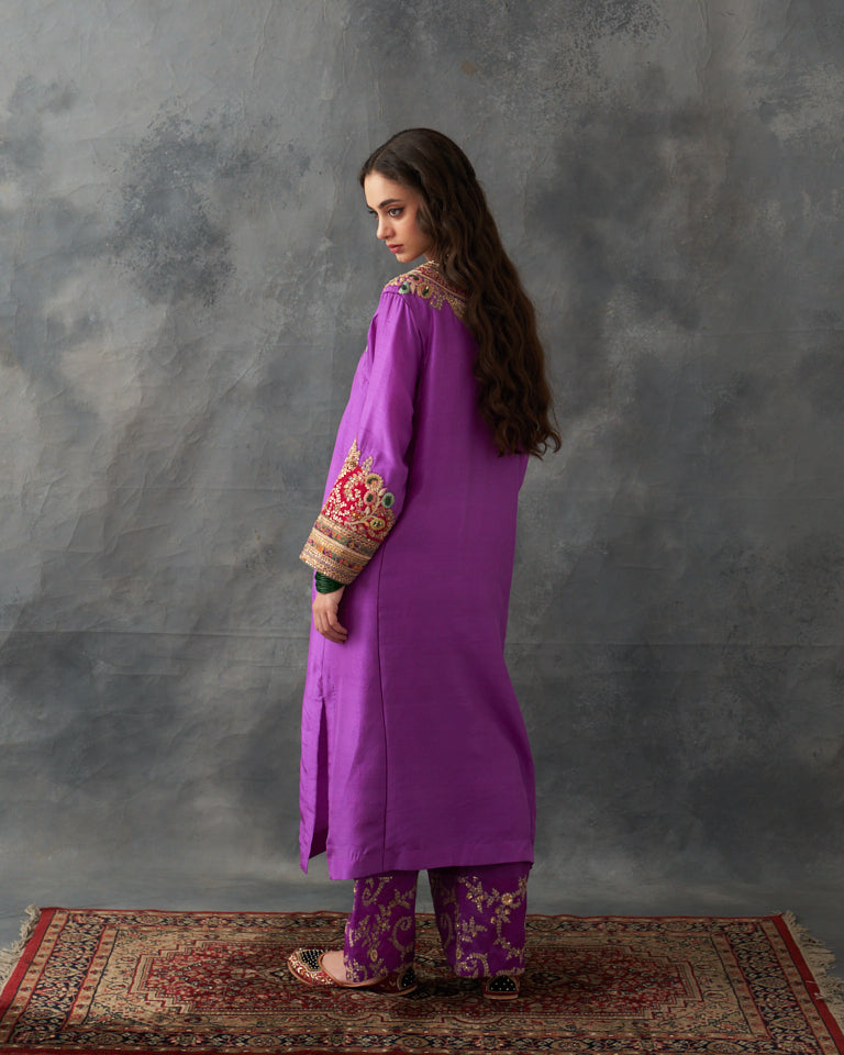 Gulrez V-neck patchwork kurta set.