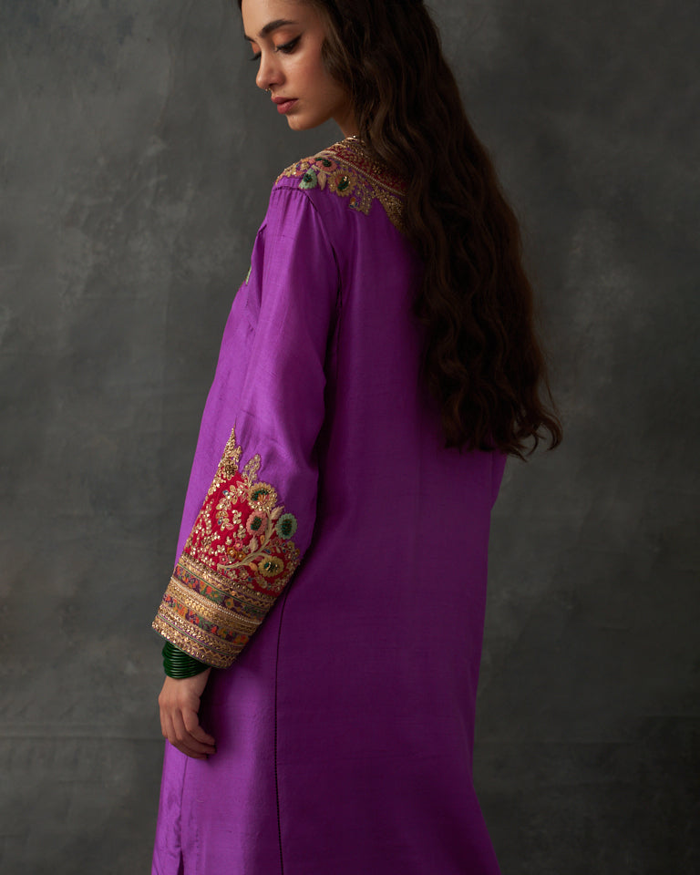 Gulrez V-neck patchwork kurta set.