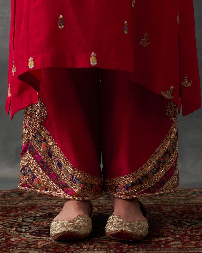 Gulrez floral booti kurta set.