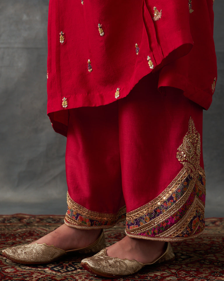 Gulrez floral booti kurta set.